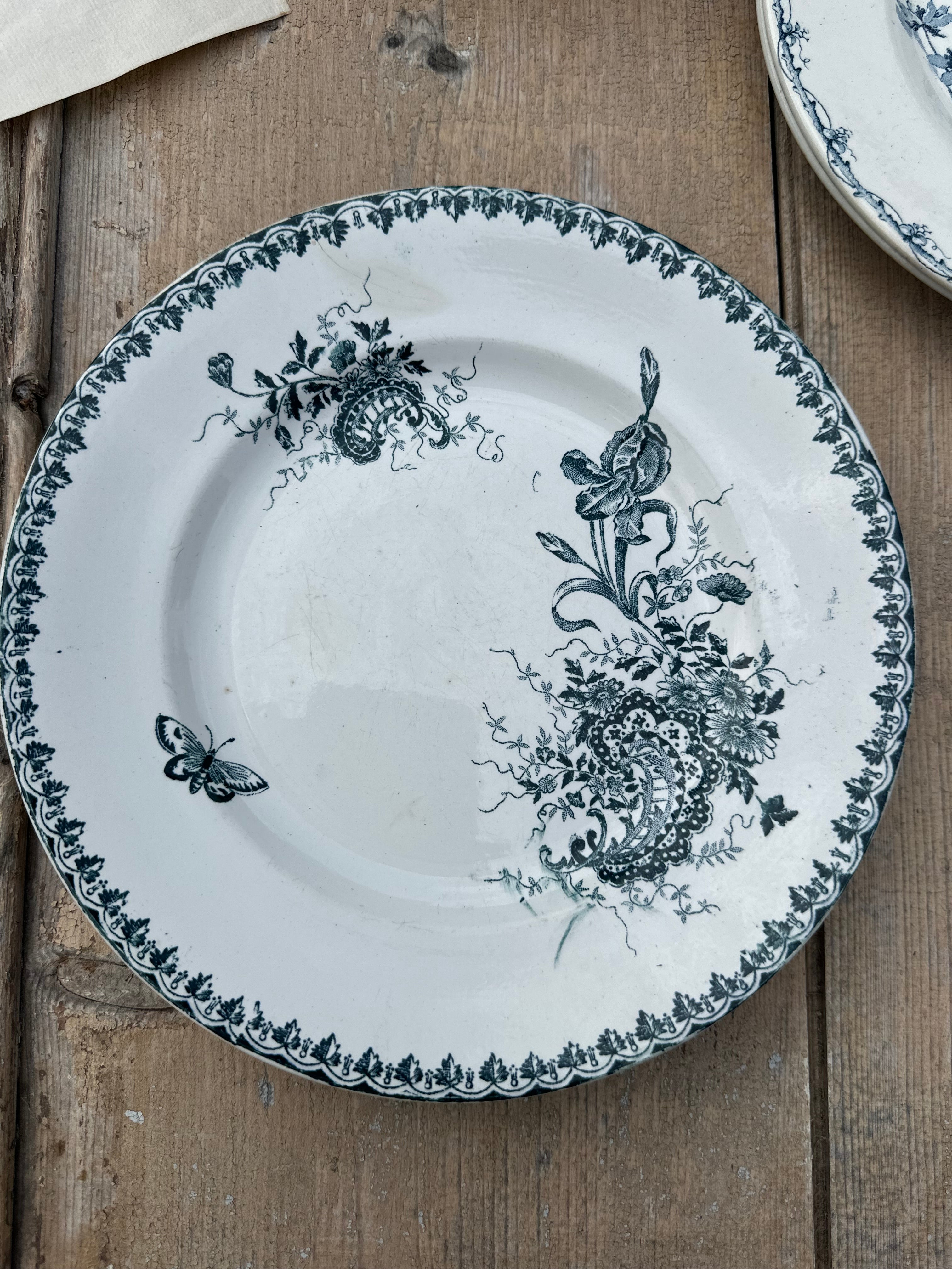 I. Set of 8 assorted dinner plates