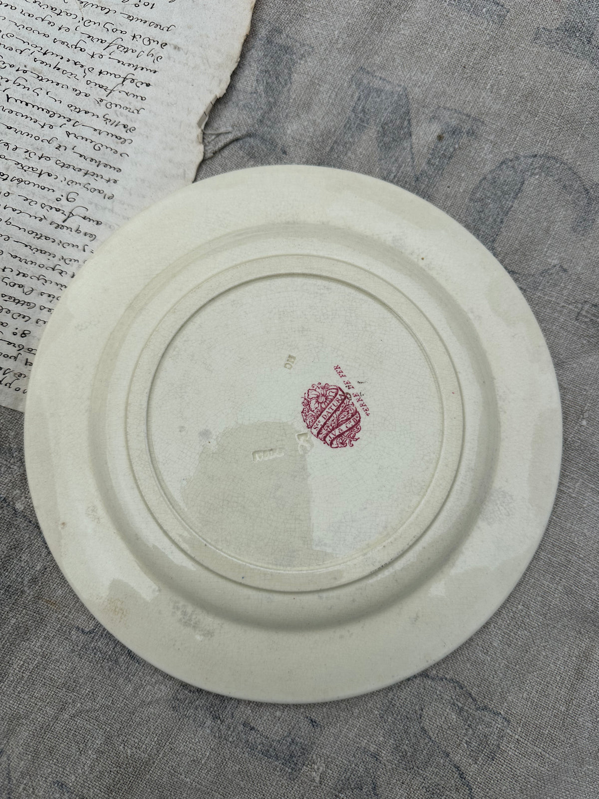 II. Suite de 6 assiettes plates dépareillées