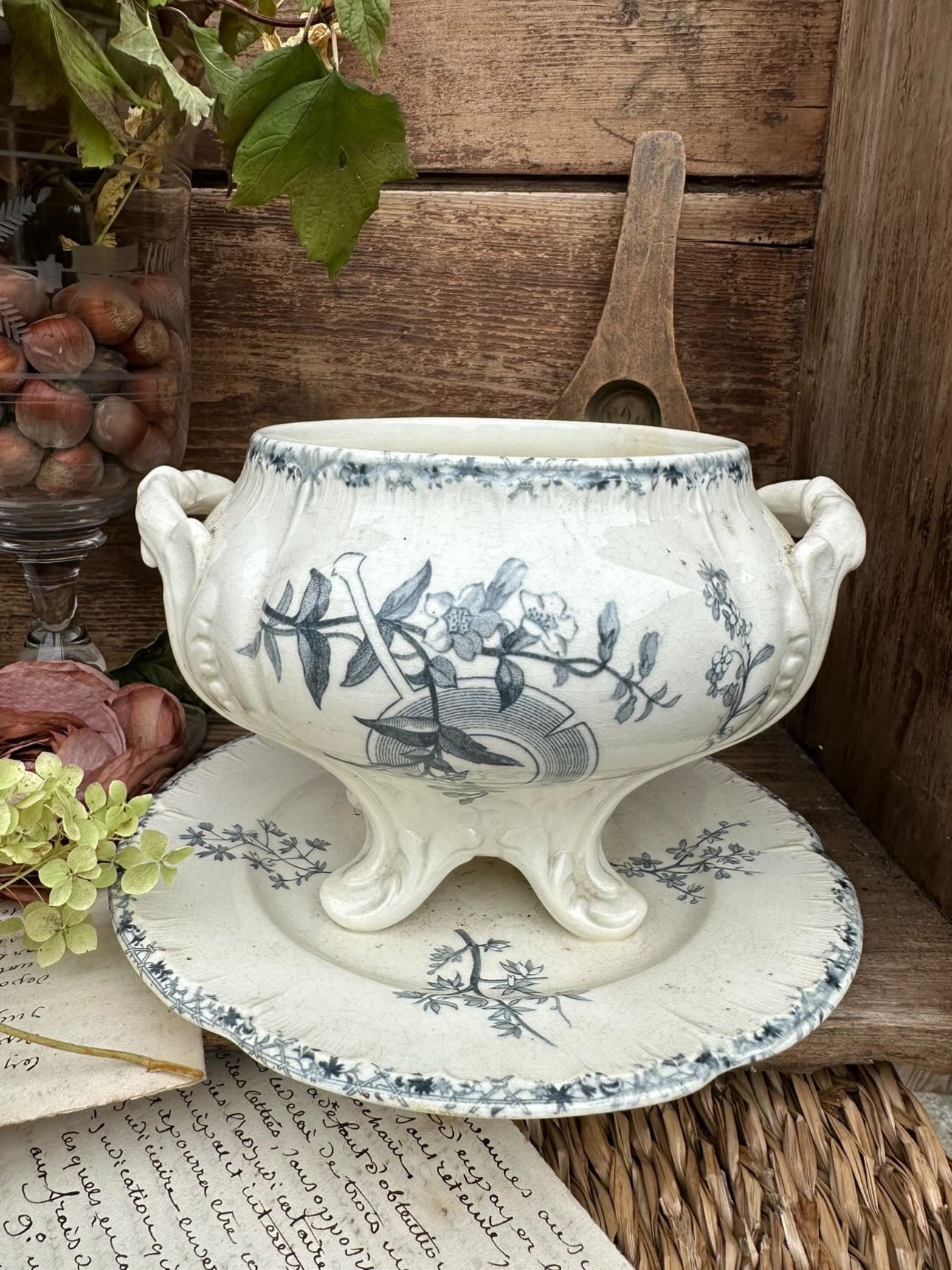 Reservé - Soupière rectangulaire BFK, soupière terre de fer Vermont, bas légumier BWM &amp; Co, saucier Choisy le roi et 6 assiettes plates dépareillées