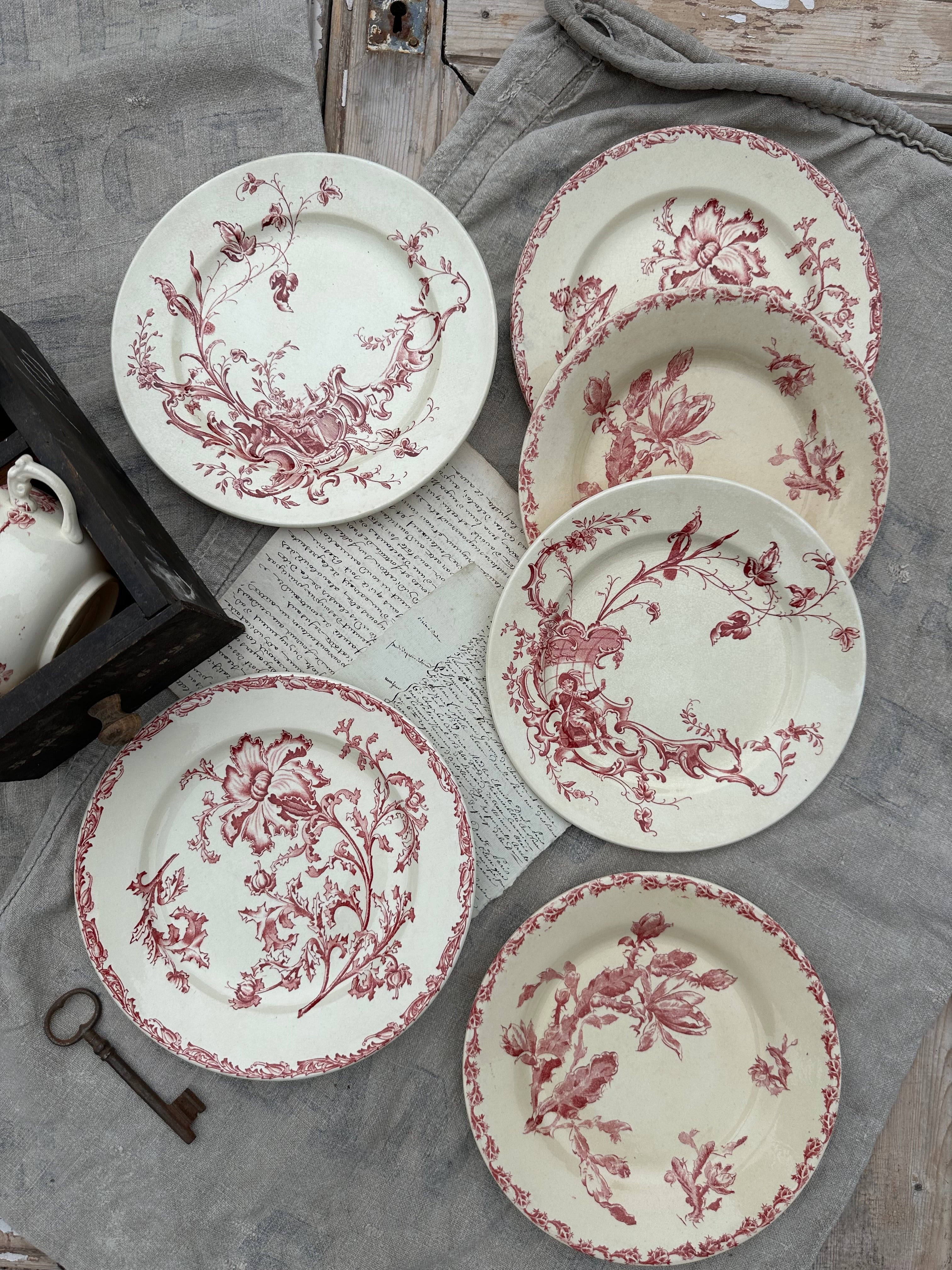 II. Suite de 6 assiettes plates dépareillées