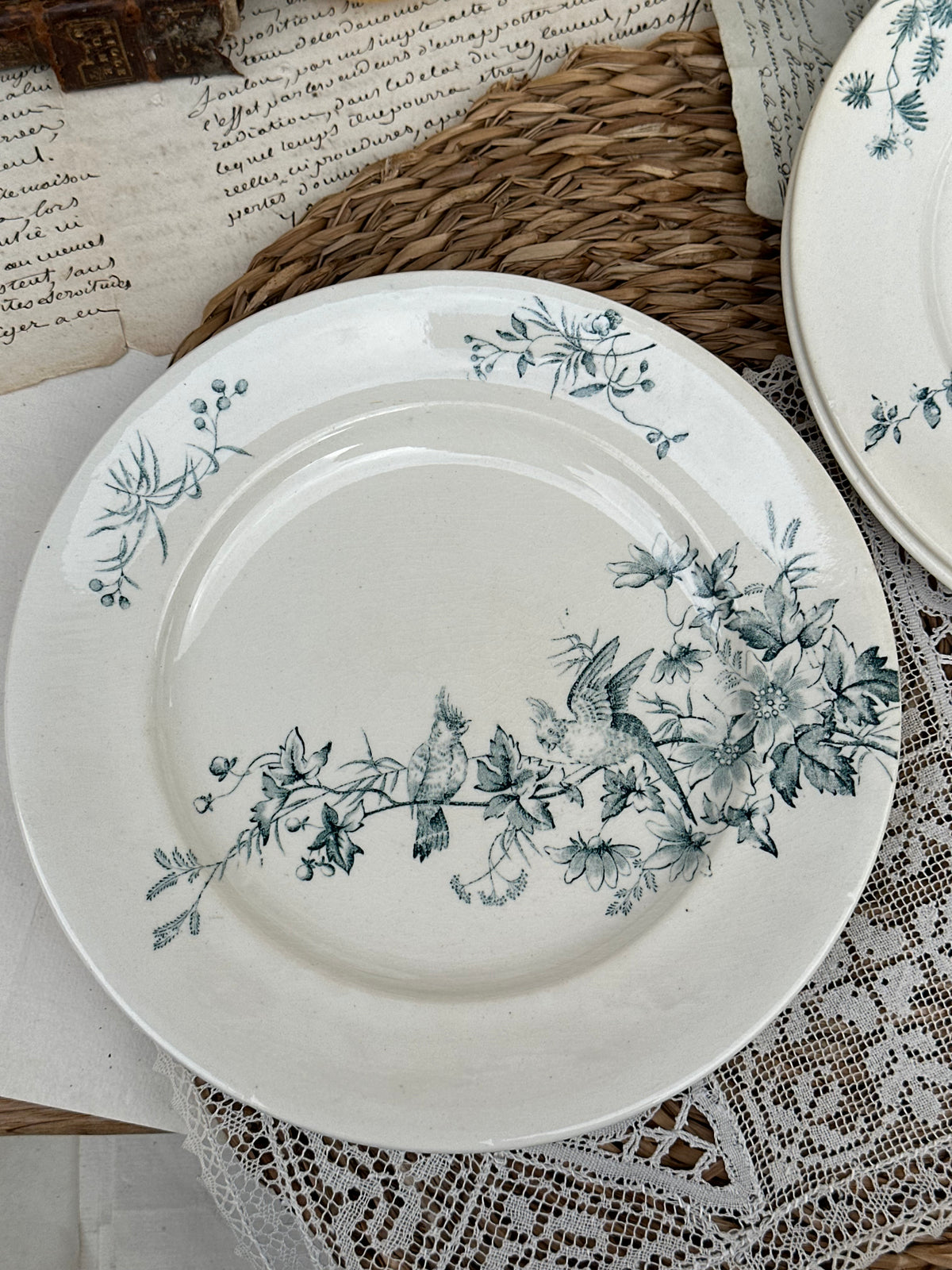 C. Suite de 5 assiettes à dessert Longwy modèle Mignon