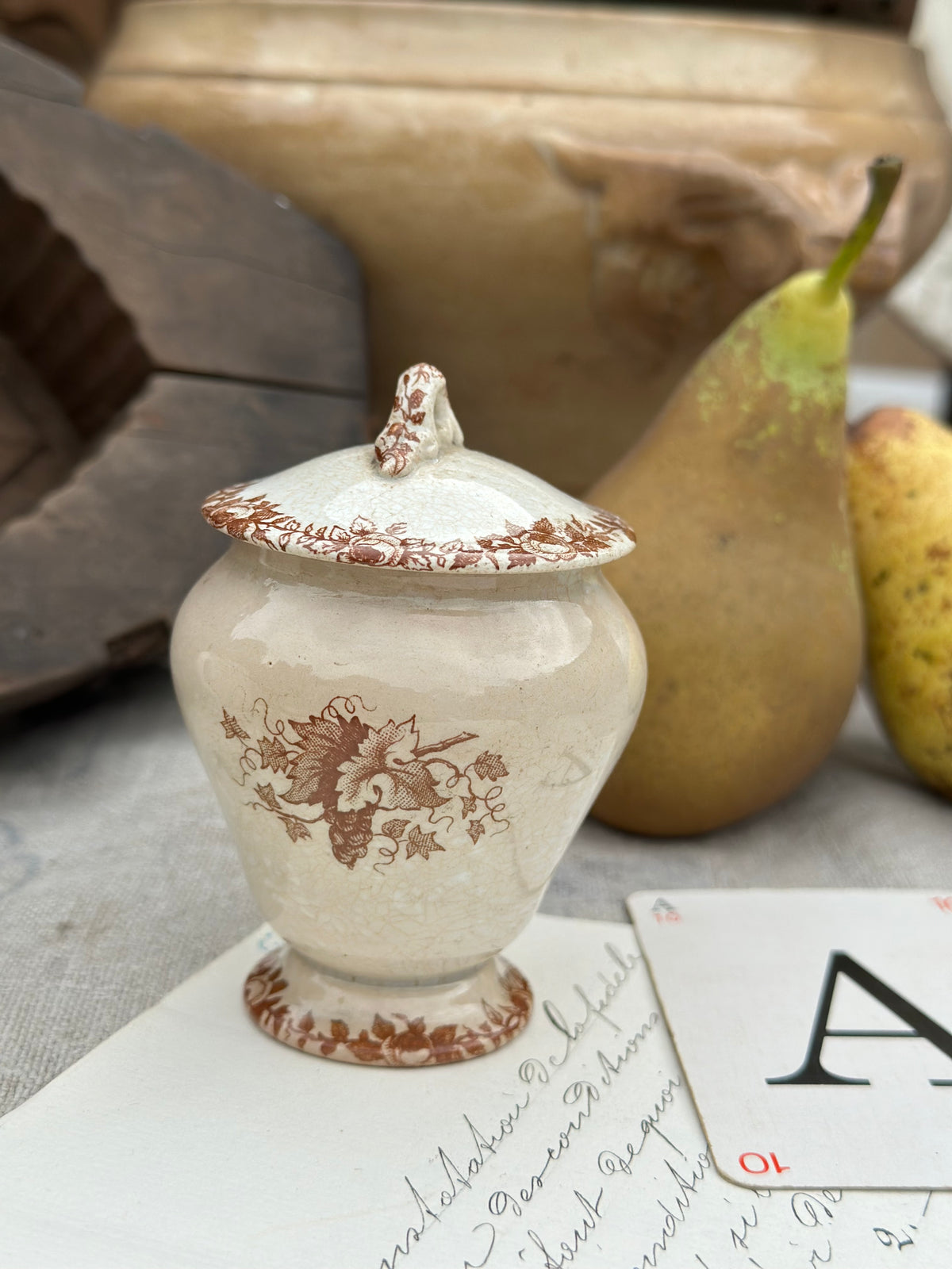 A. Pot à crème terre de fer Choisy le Roi, patiné
