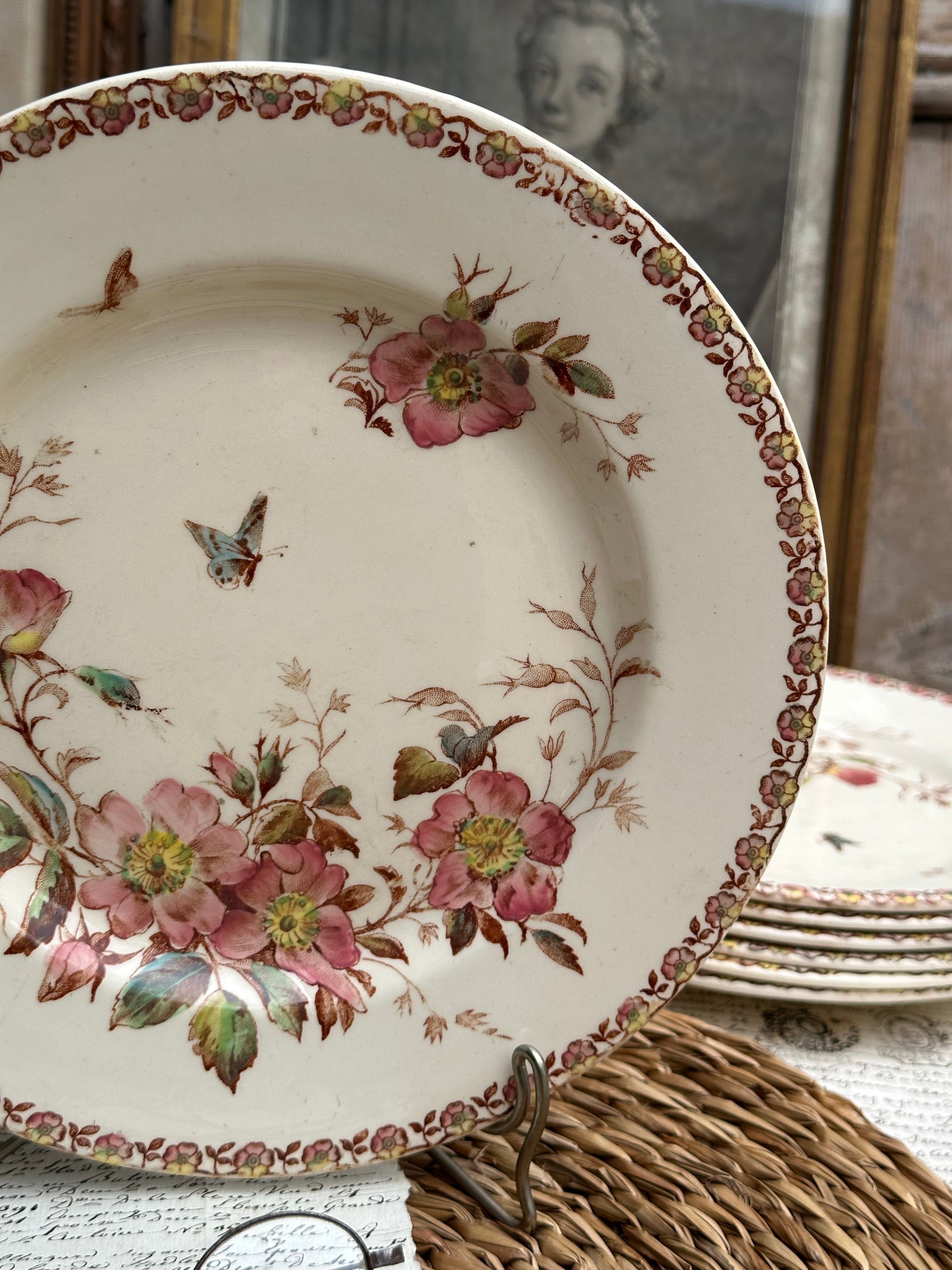 Plat piédouche polychrome Gien modèle Mai