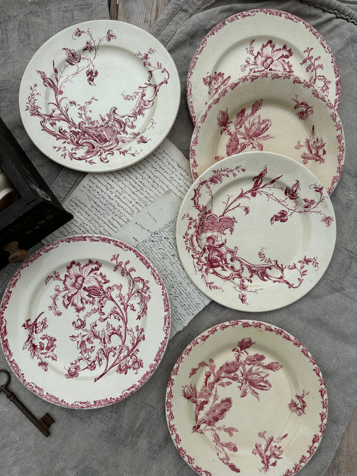 II. Suite de 6 assiettes plates dépareillées