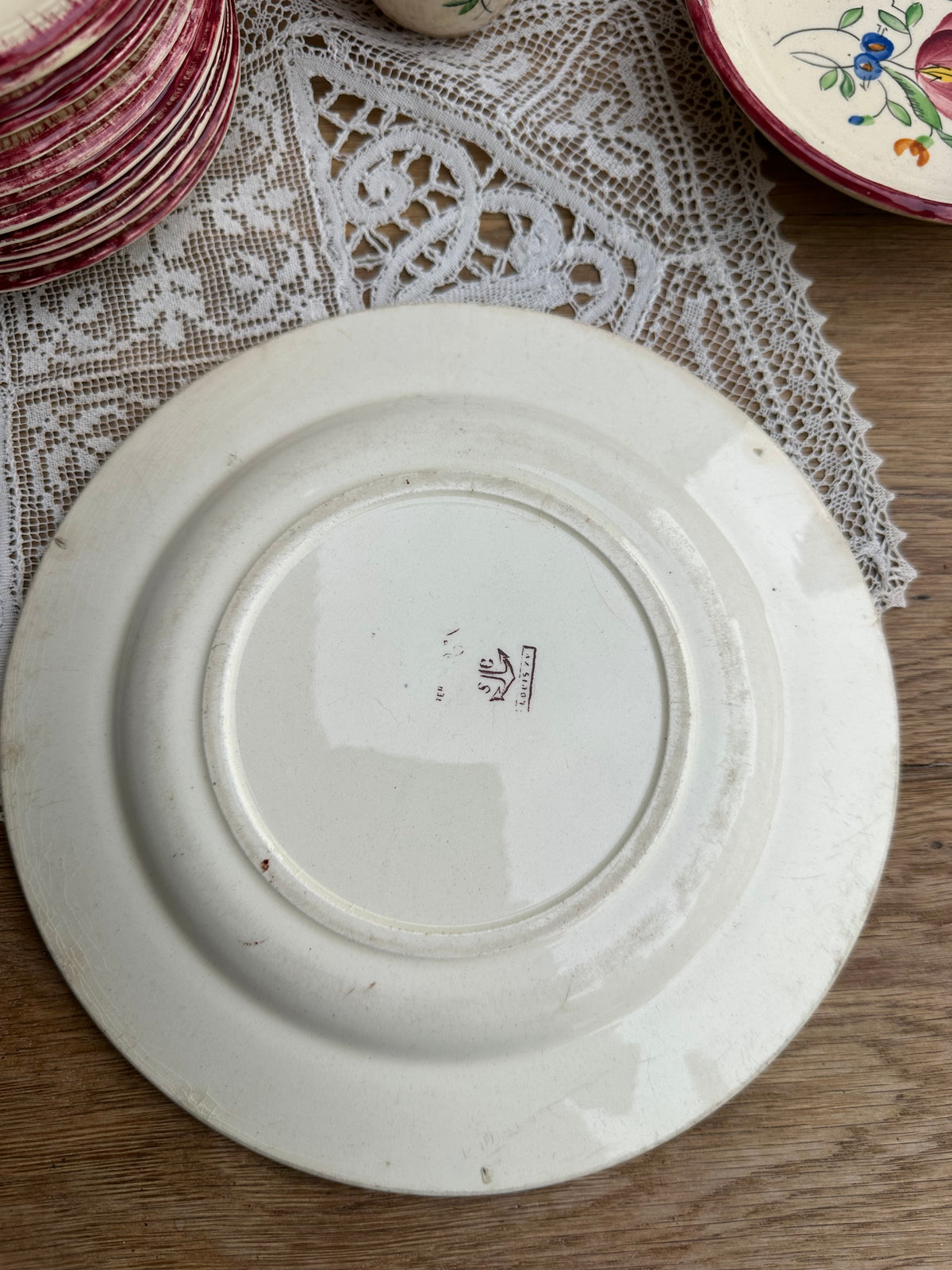 Quatre assiettes dépareillées marrons