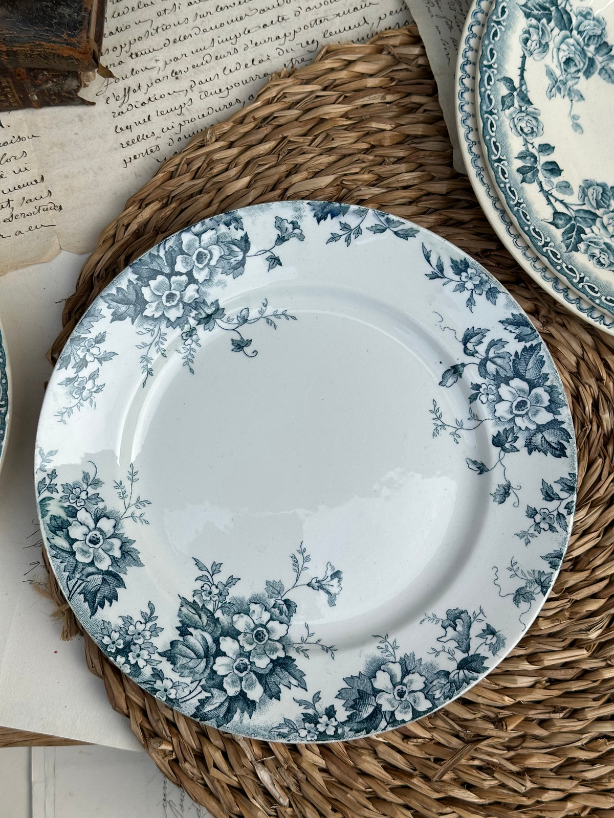 A. Suite de 6 assiettes à dessert dépareillées