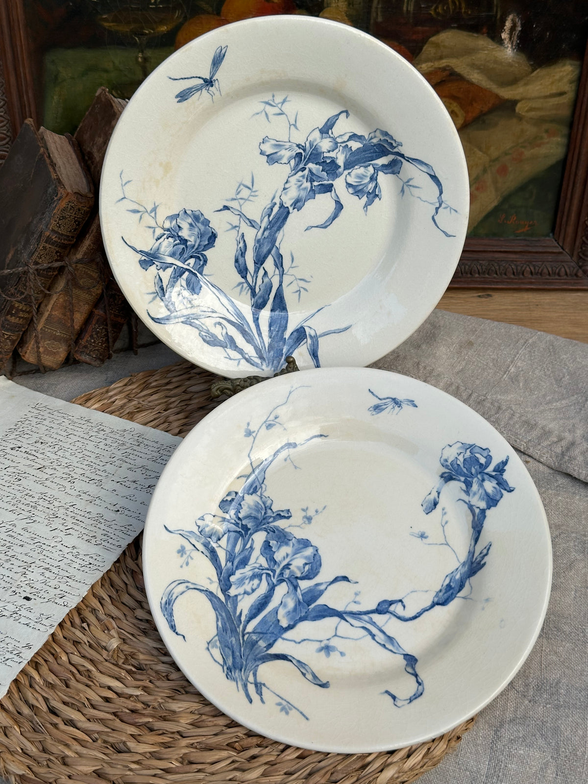 II. Deux assiettes plates Gien modèle Iris