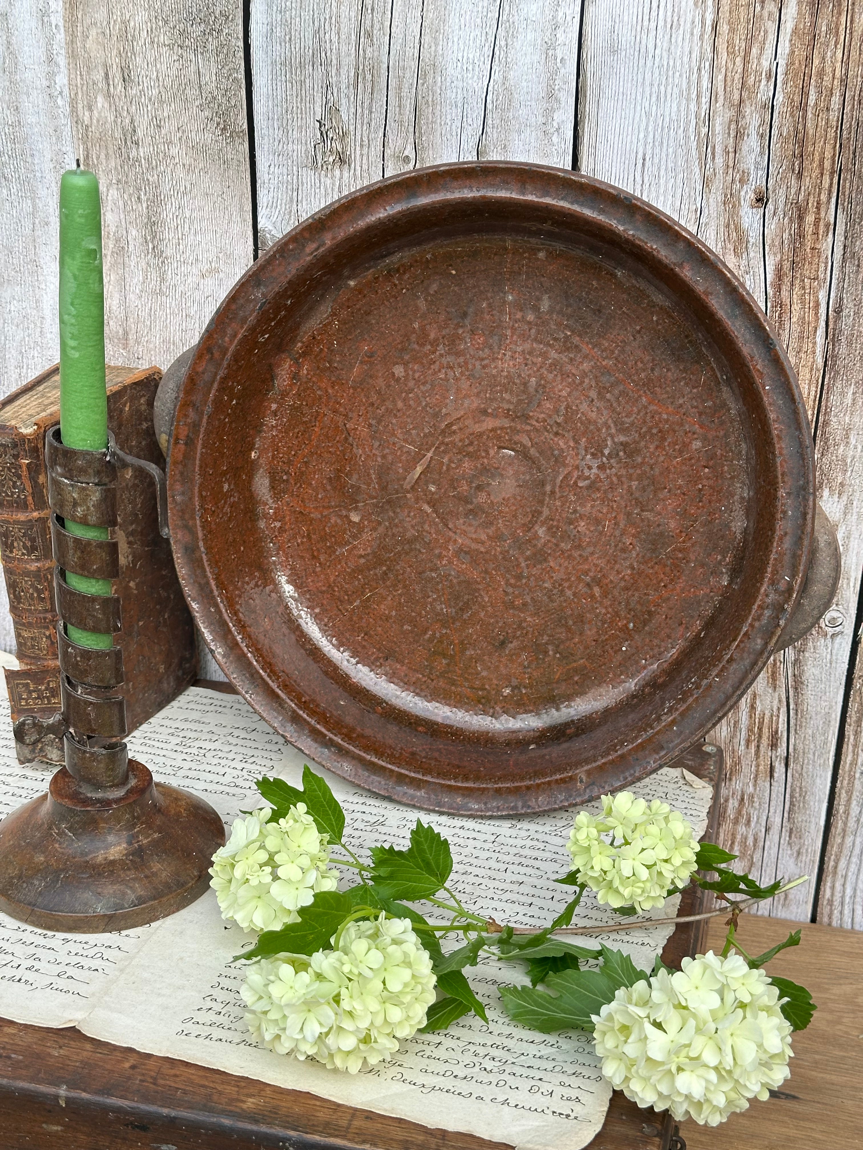 Plat patiné vernissé, signé Vallauris, diamètre 27,6cm