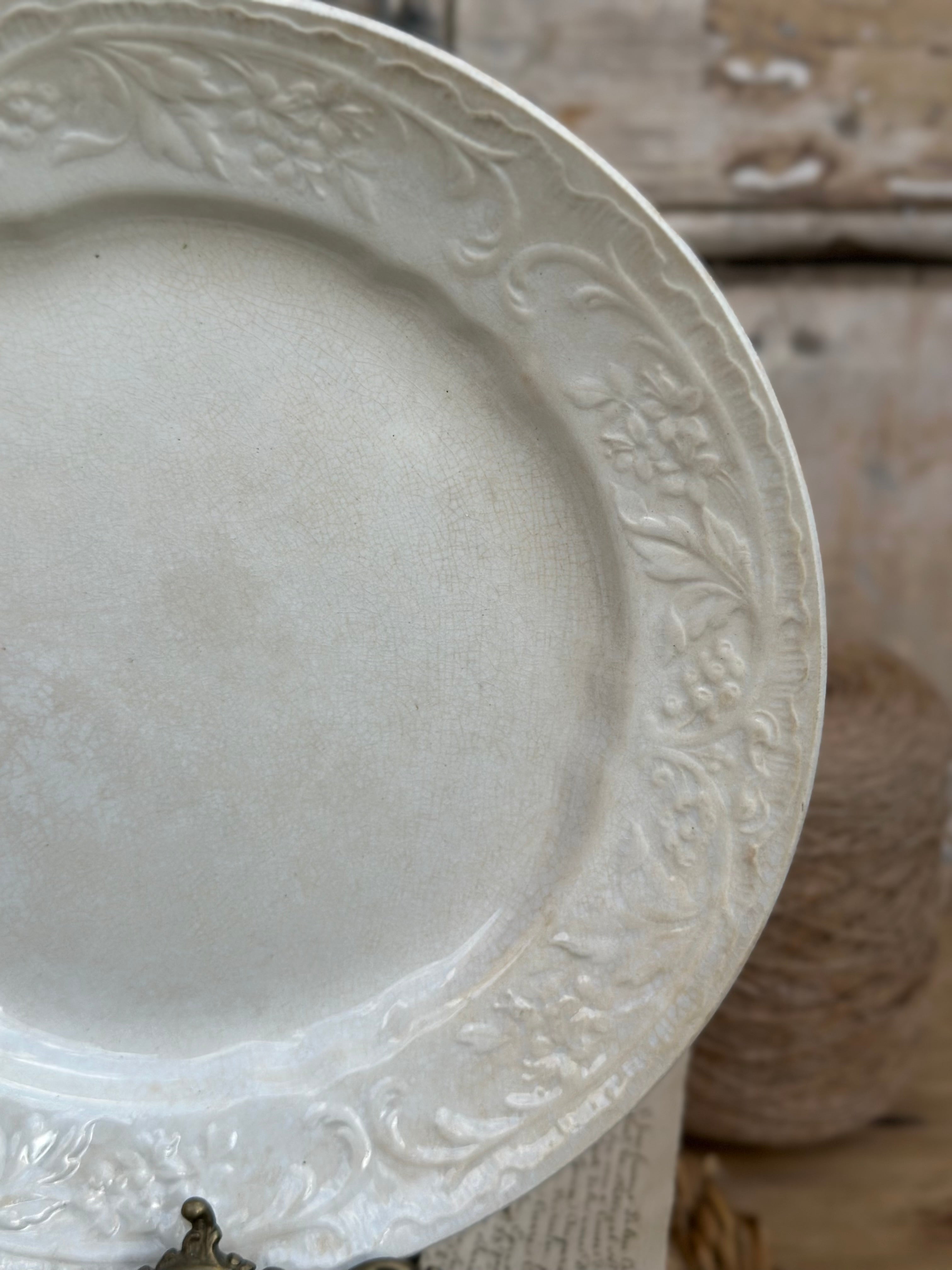 VI. Assiette à relief Au Planteur de Caïffa (probablement Sarreguemines)