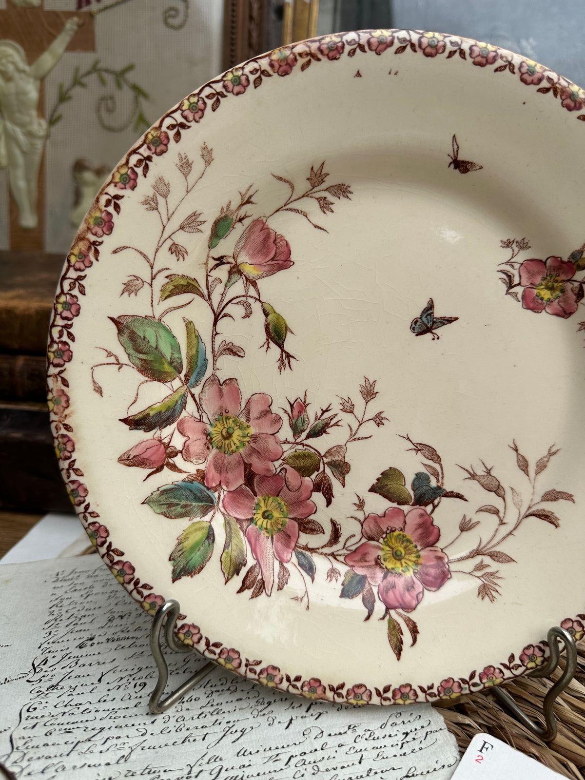 F. Assiette à dessert polychrome Gien modèle Mai