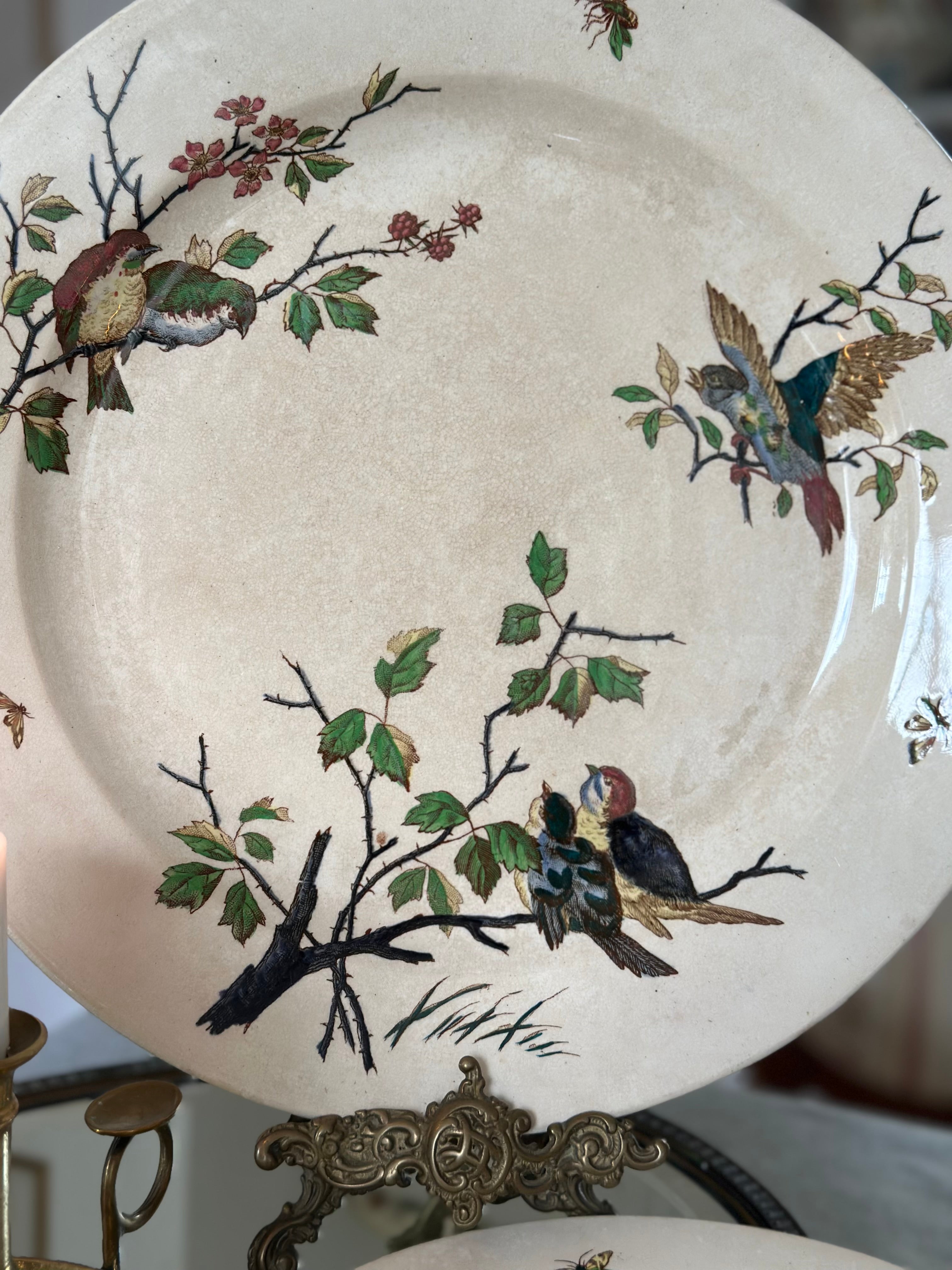 Grand plat rond polychrome B F K modèle Chanteurs