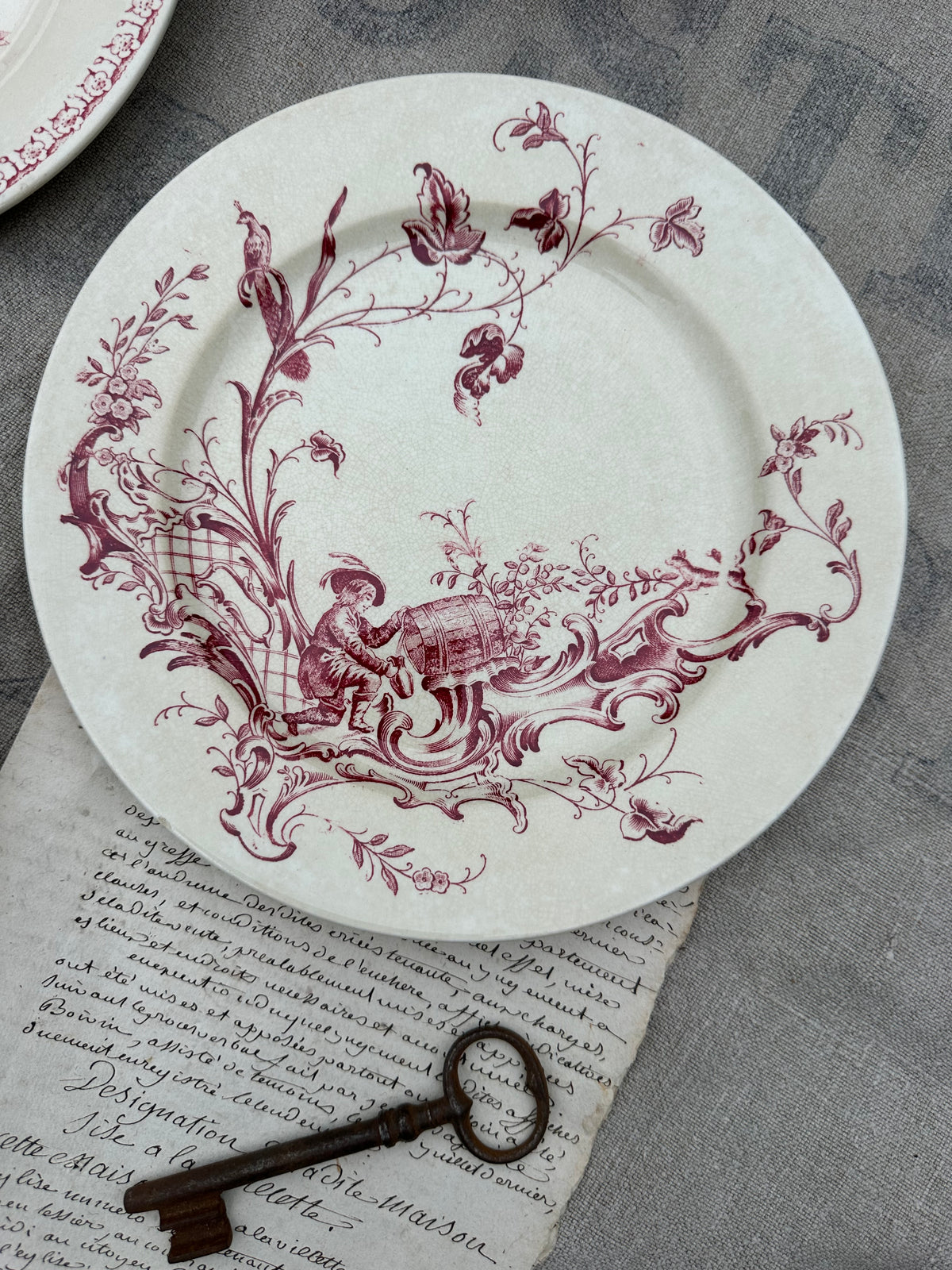 Set of 3 assorted dinner plates