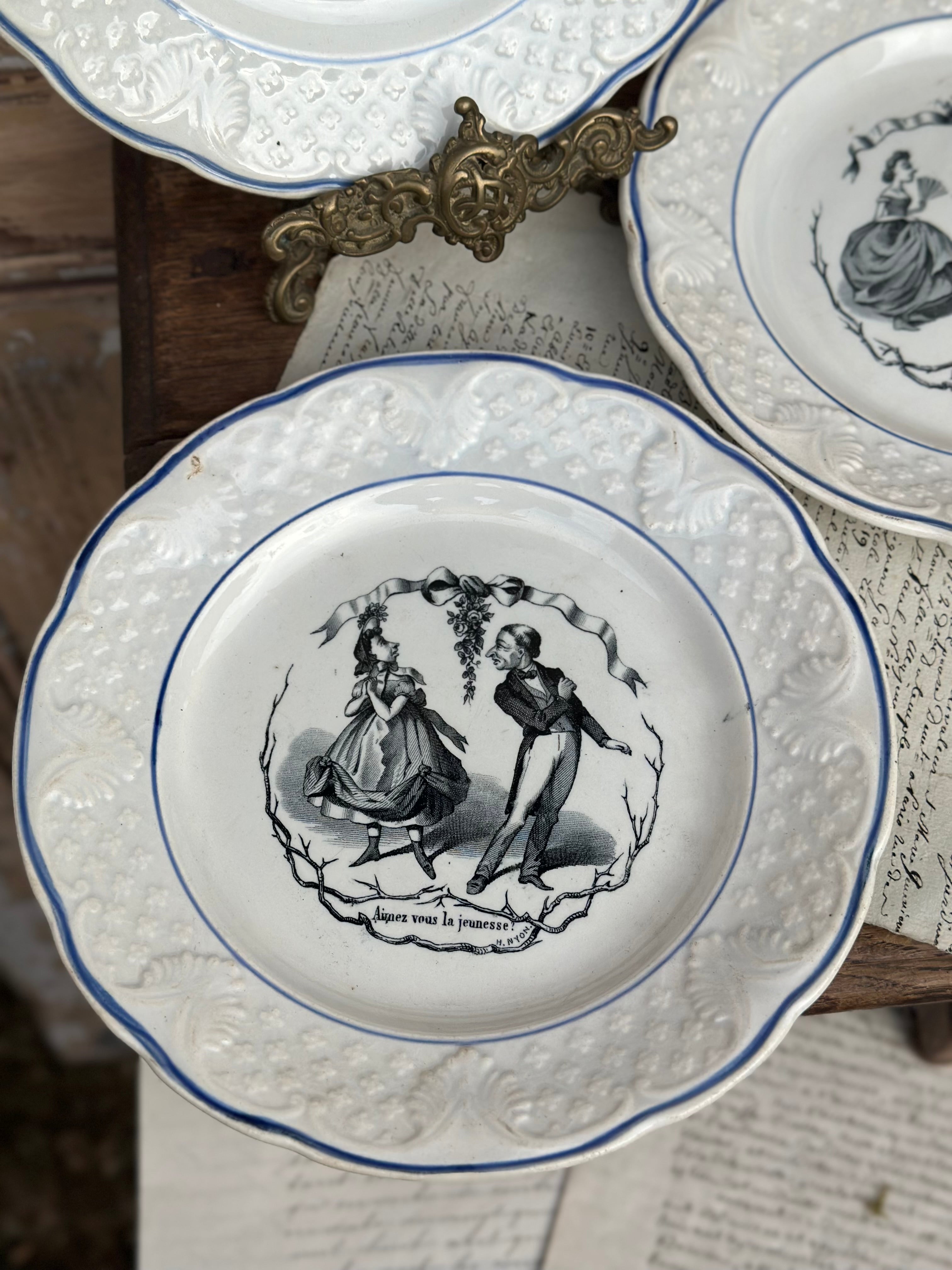 Suite de 3 assiettes parlantes Choisy le Roi