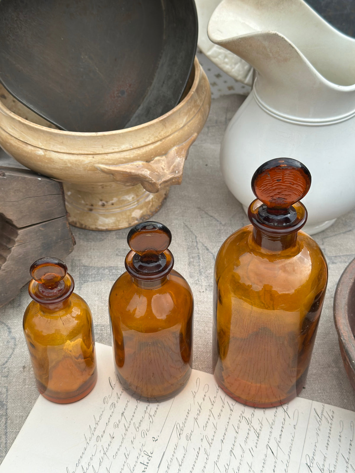 Trois flacons de pharmacie anciens en verre ambré