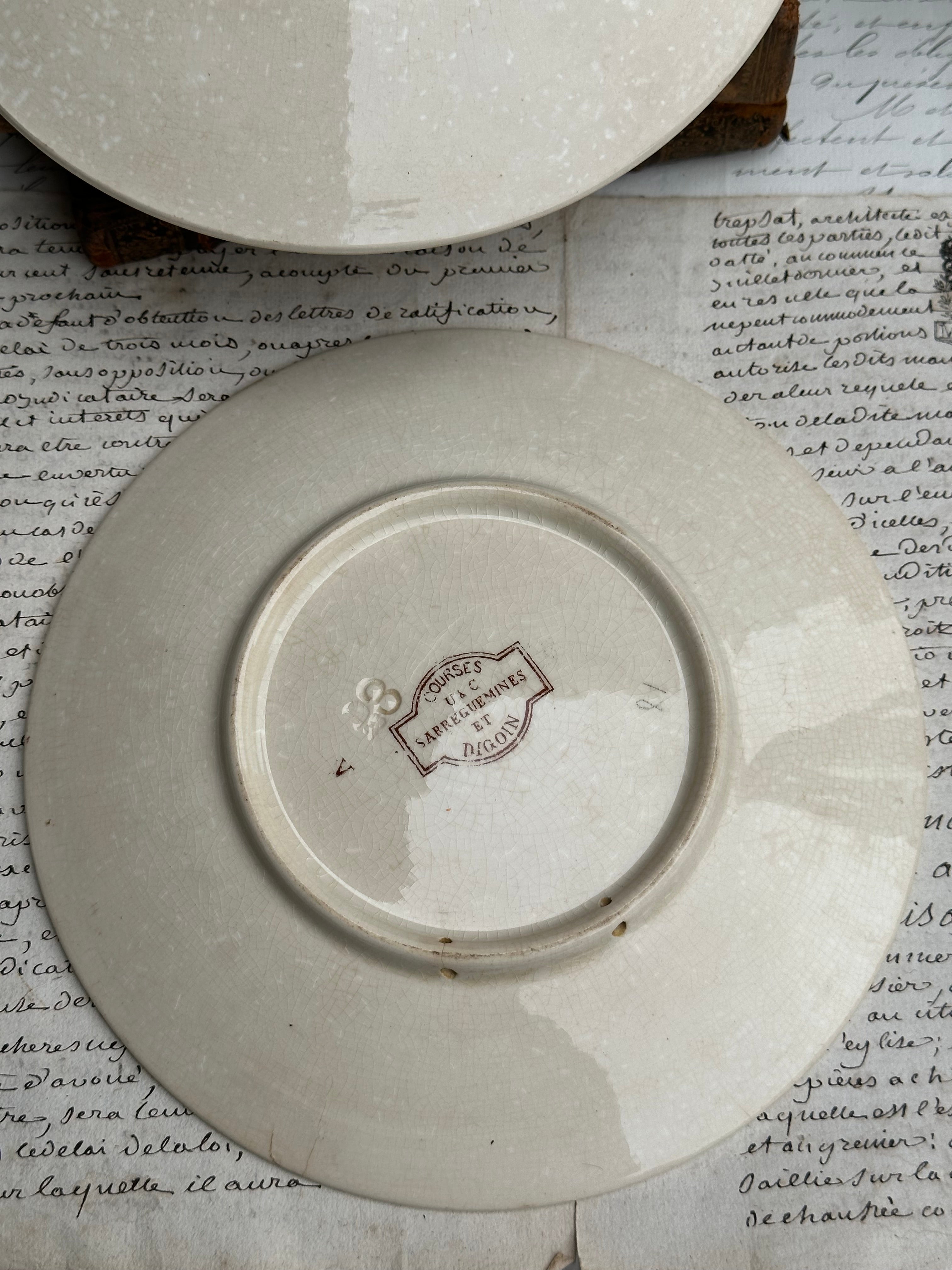 Paire d'assiettes parlantes polychromes Sarreguemines série Courses