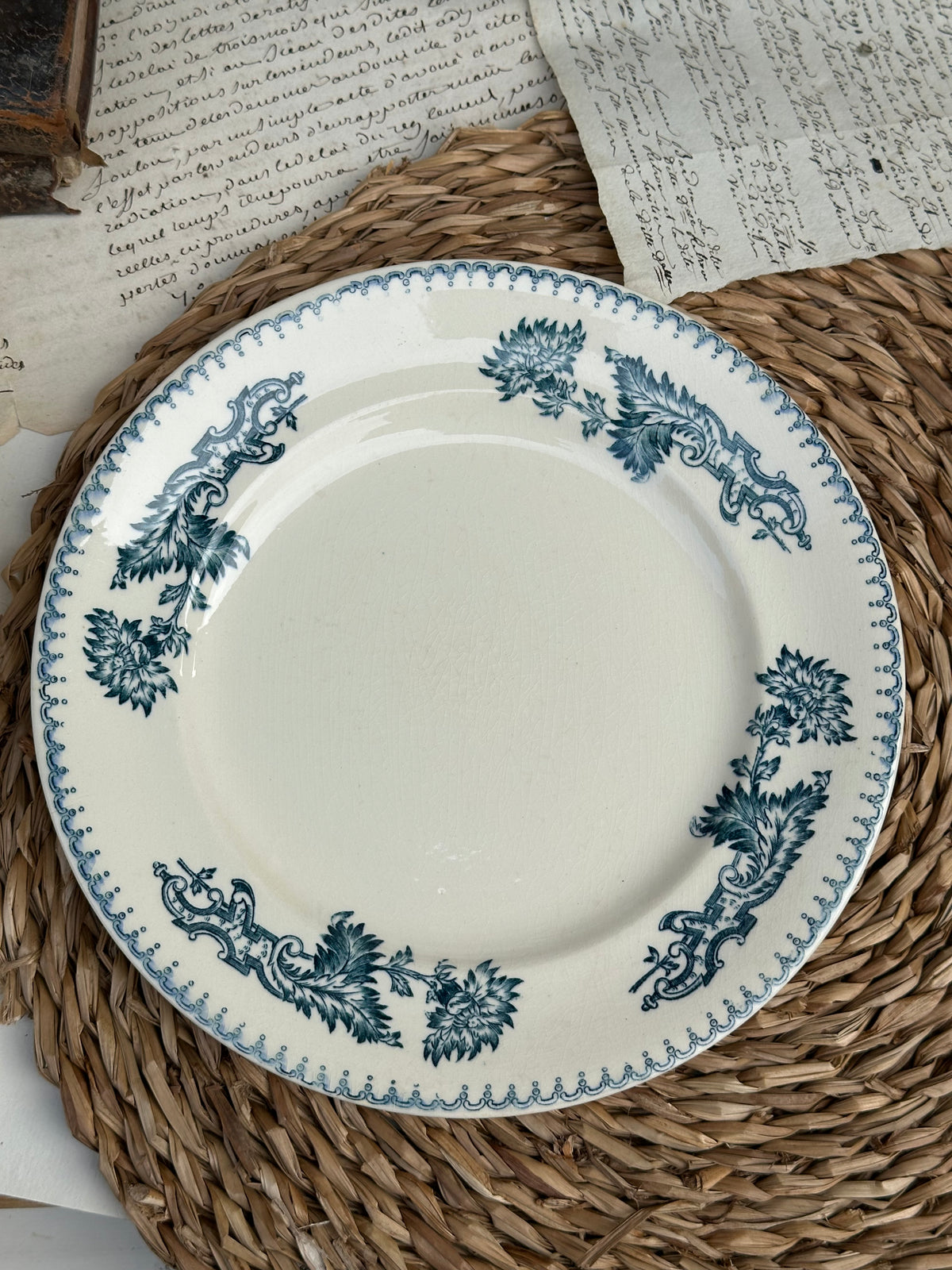 A. Suite de 6 assiettes à dessert dépareillées