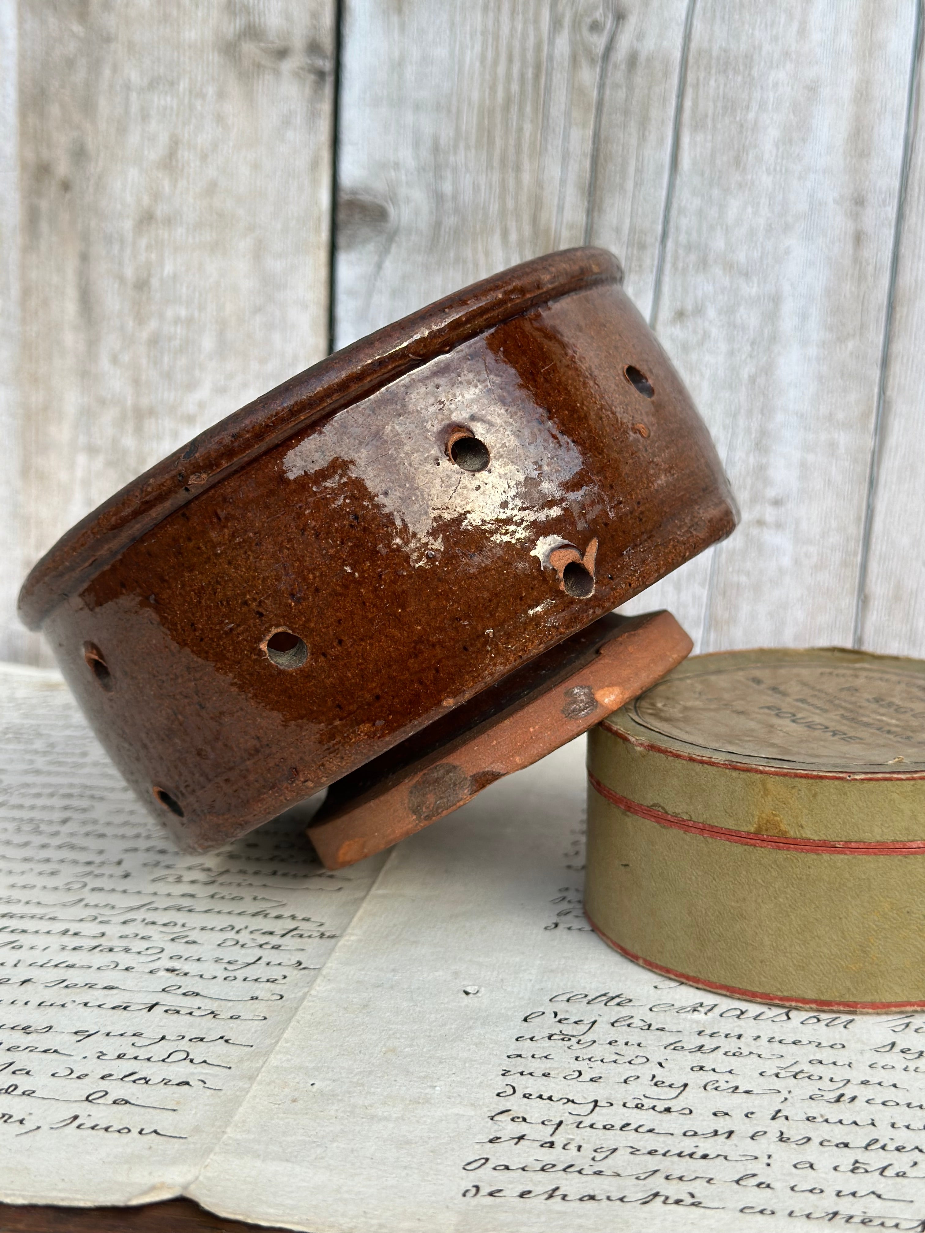 Faisselle ancienne vernissé sur pied