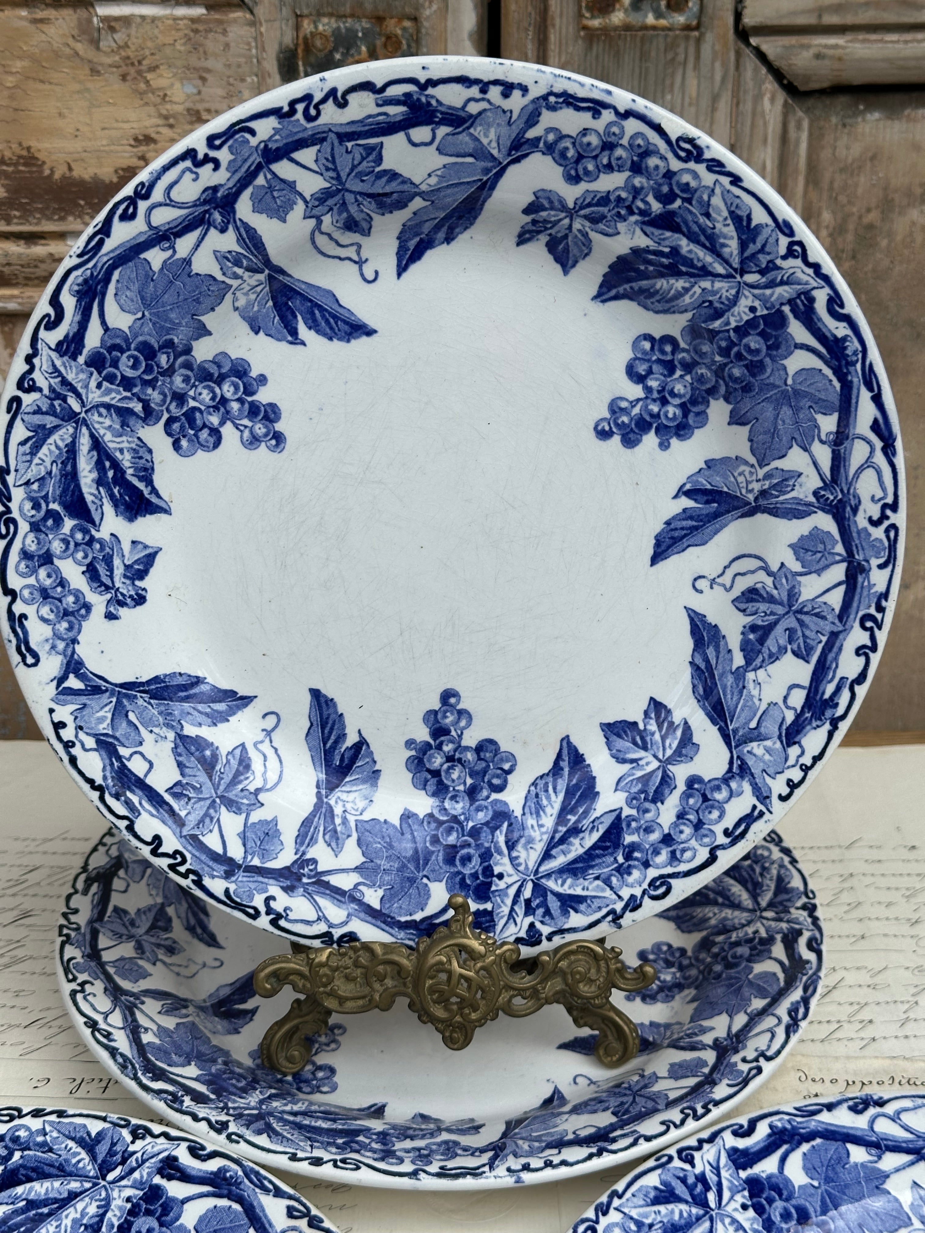 II. Suite de 4 assiettes plates Creil et Montereau modèle El Kantara