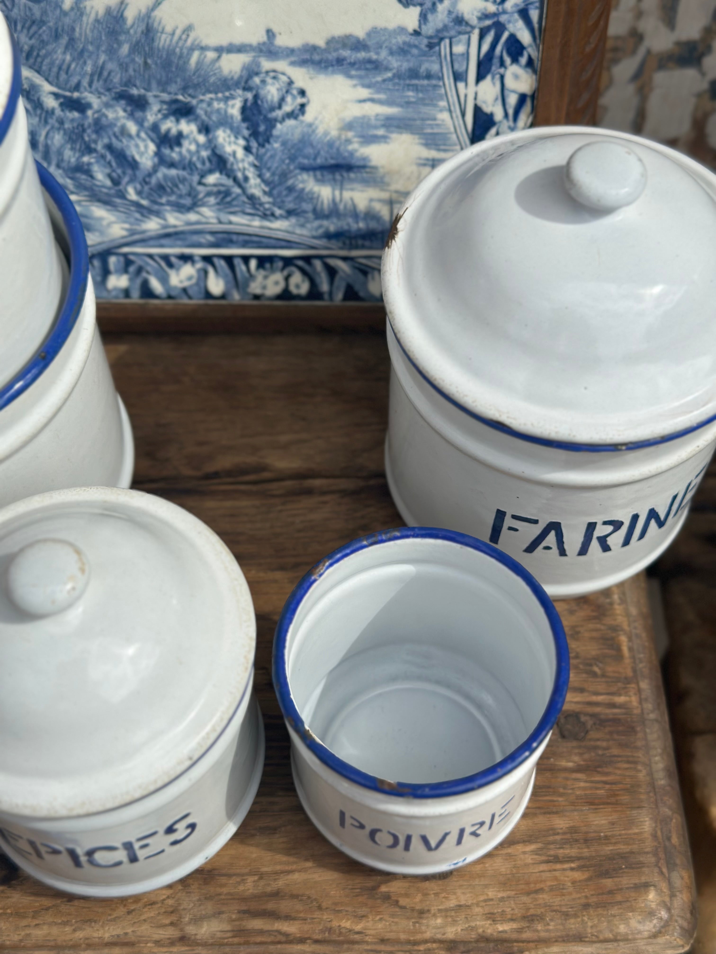 Suite de 5 pots à épices en métal
