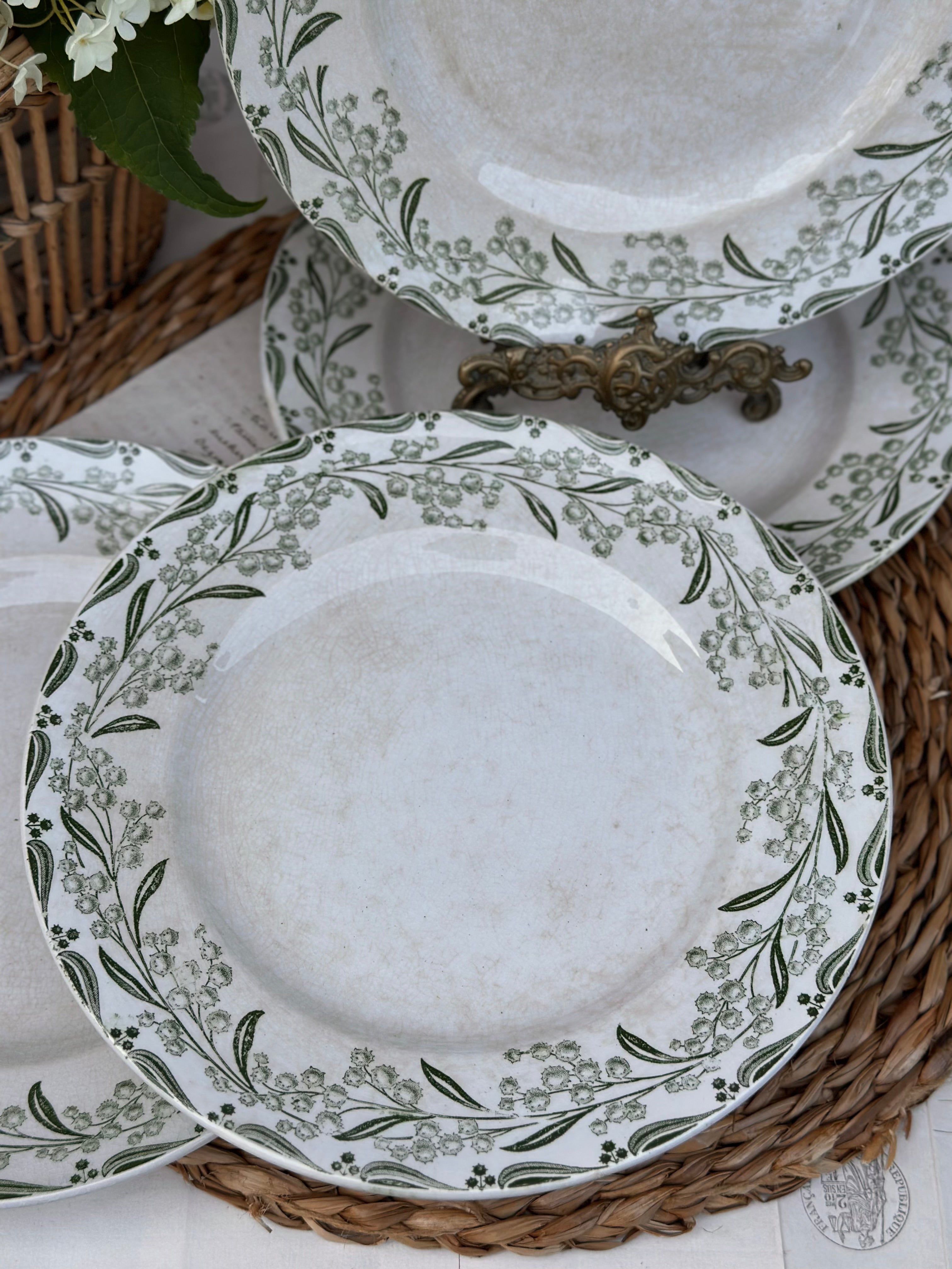 Série de 3 assiettes plates St. Amand modèle Mimosa, patinées