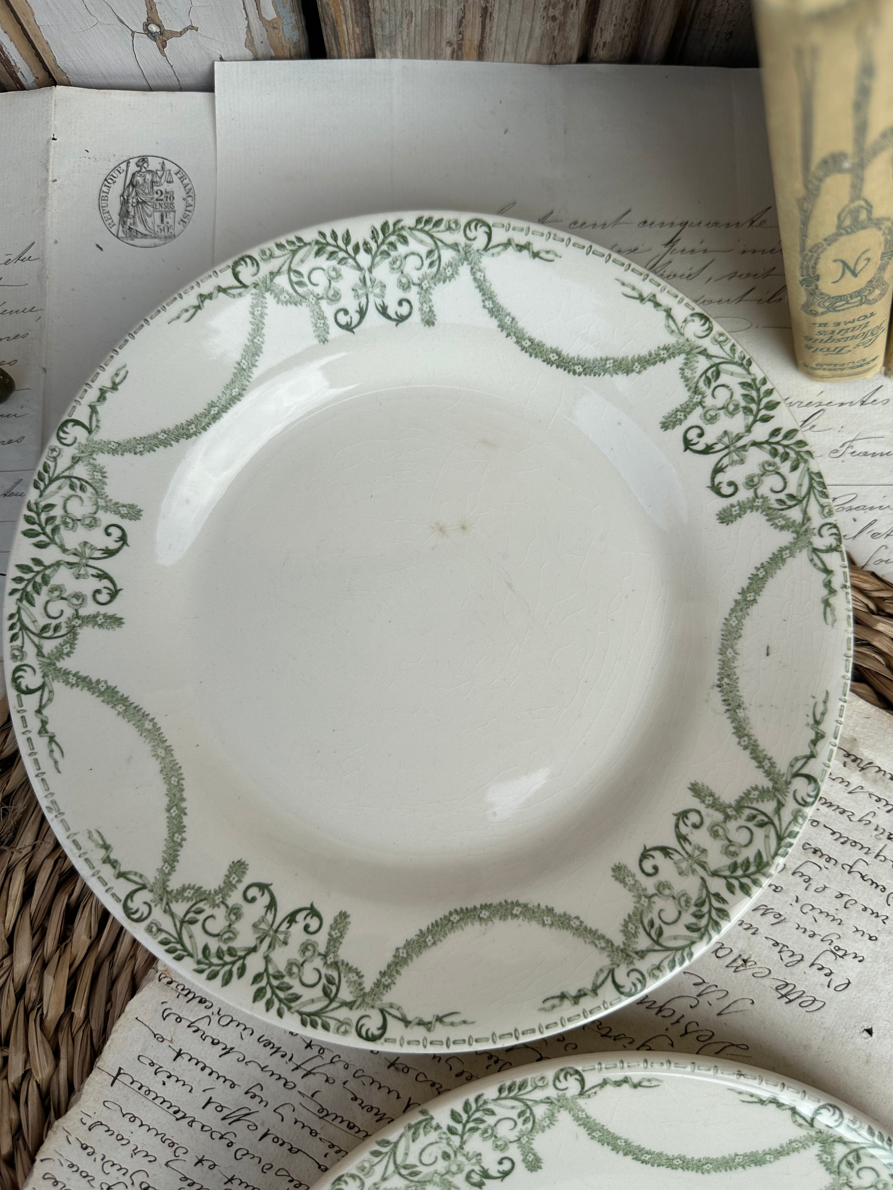 Trois assiettes à dessert Creil et Montereau service Napoléon