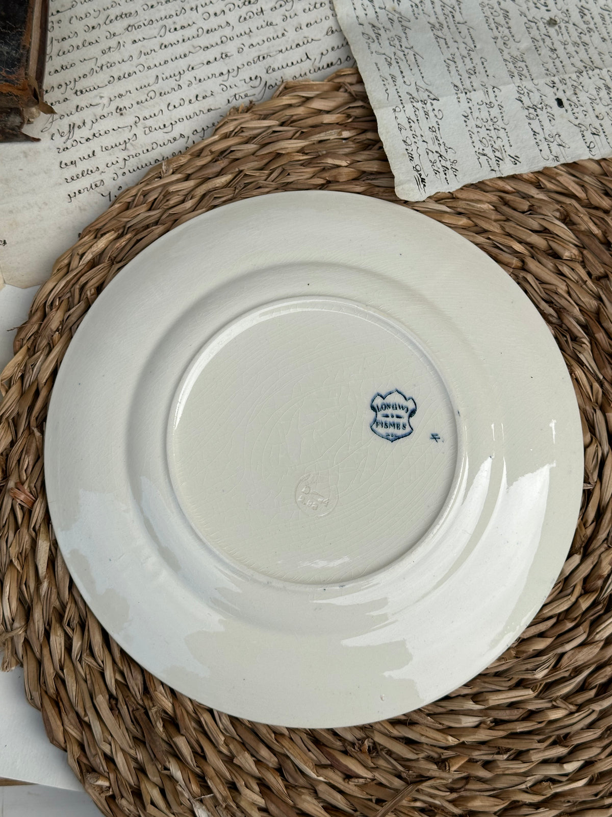 A. Suite de 6 assiettes à dessert dépareillées
