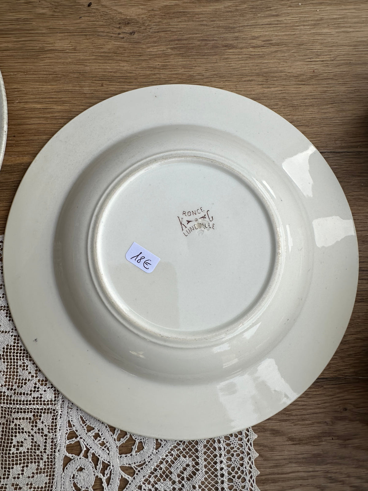 Quatre assiettes dépareillées marrons