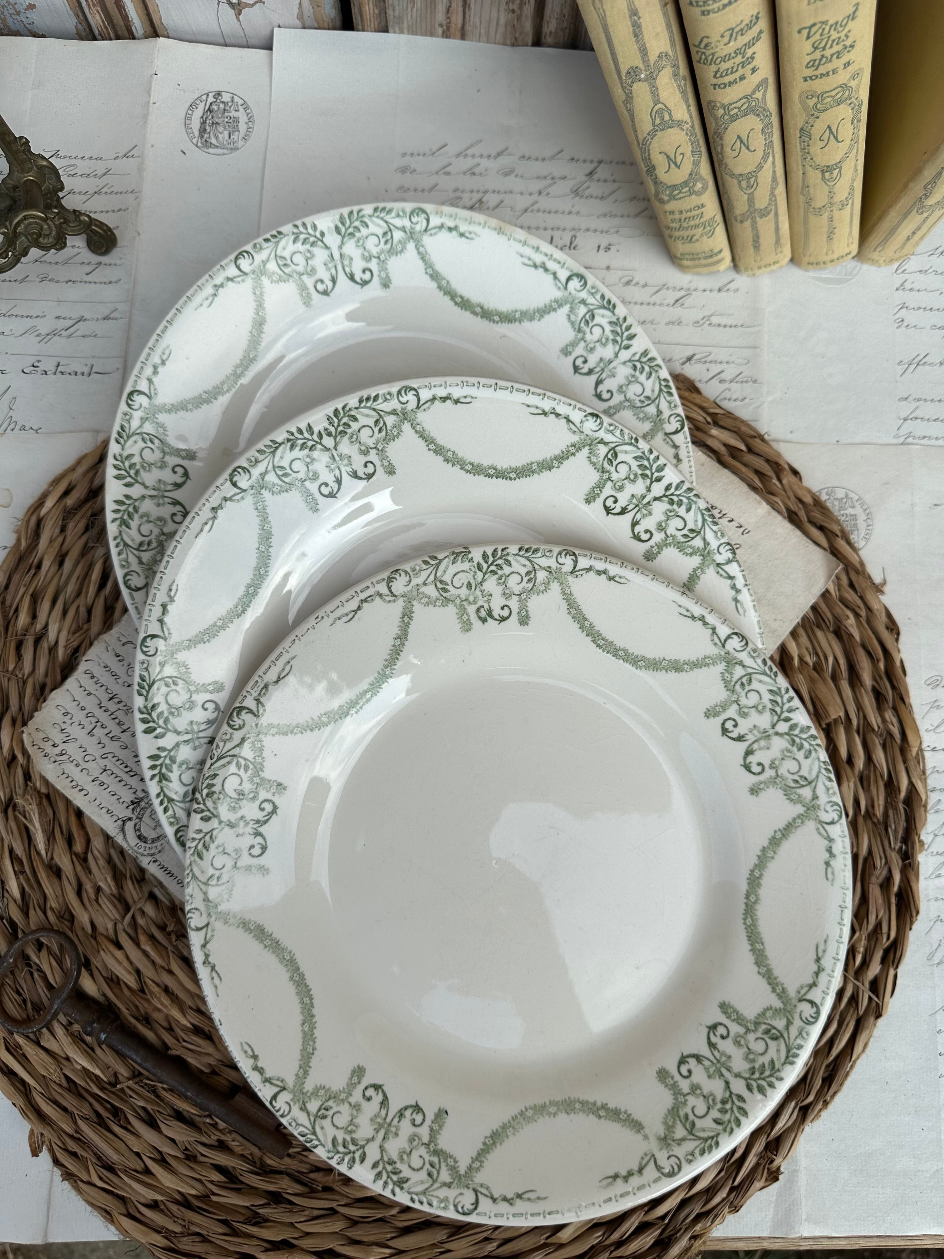 Trois assiettes à dessert Creil et Montereau service Napoléon