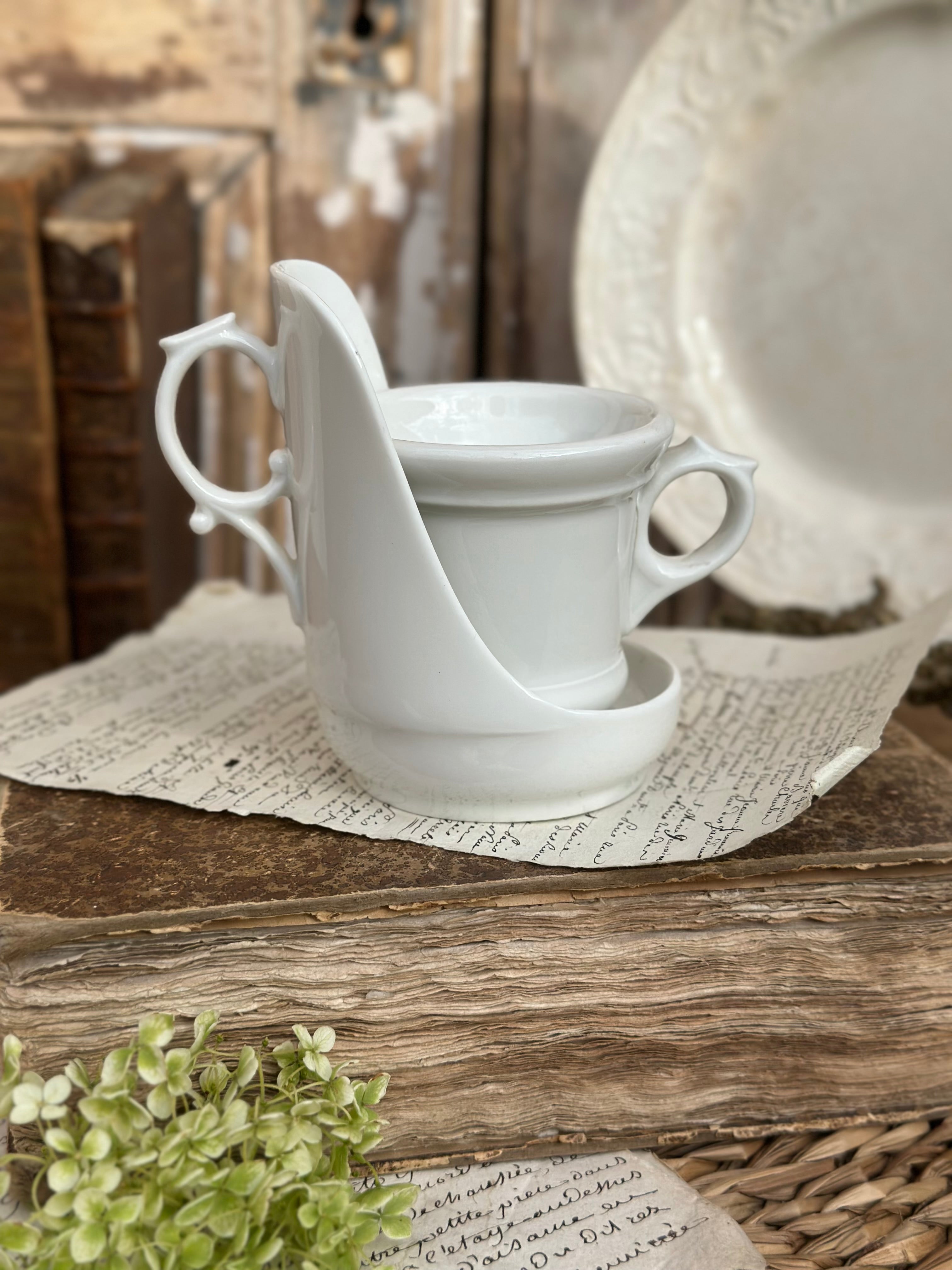 Porcelain trembleuse saucer