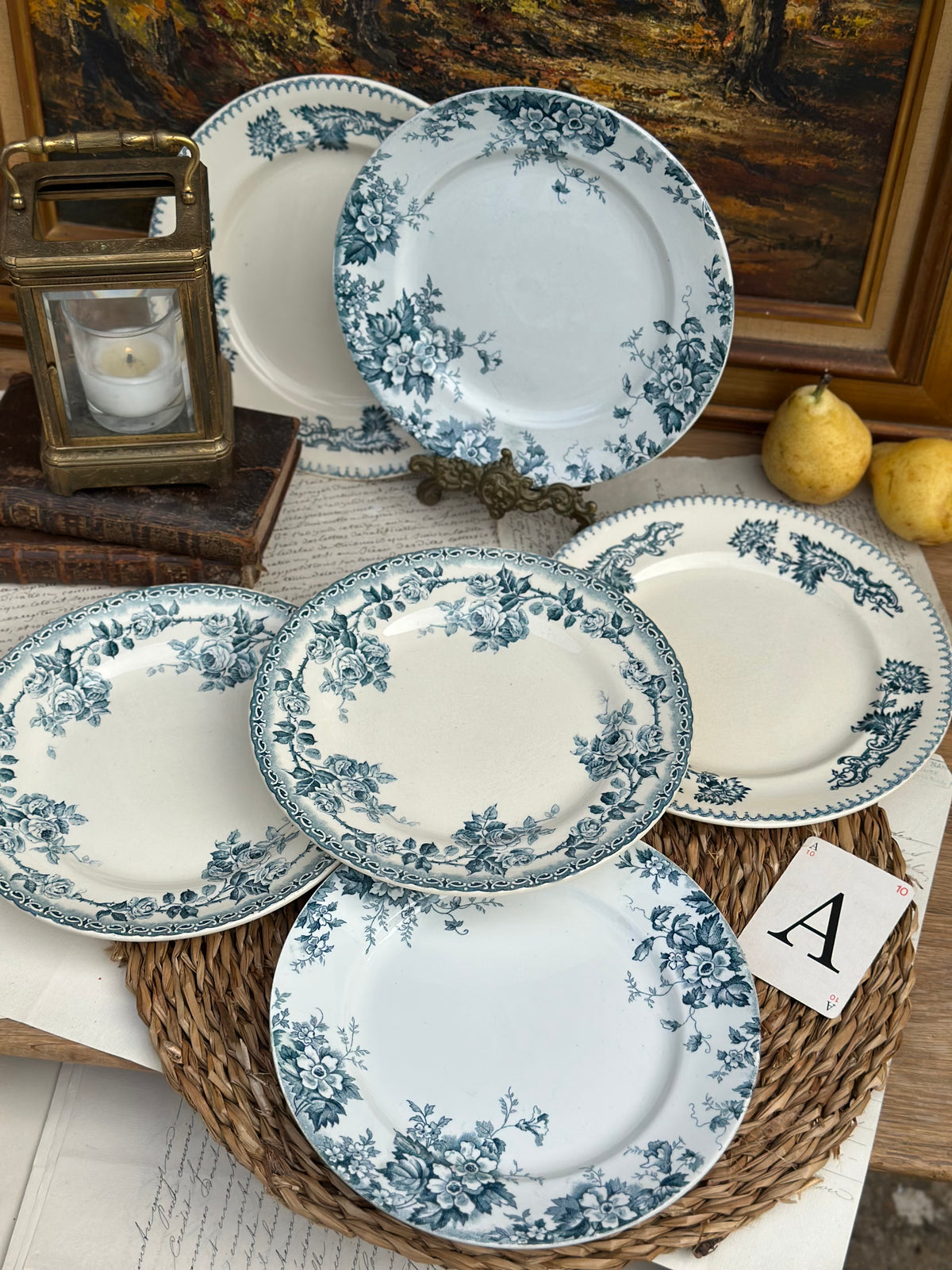 A. Suite de 6 assiettes à dessert dépareillées