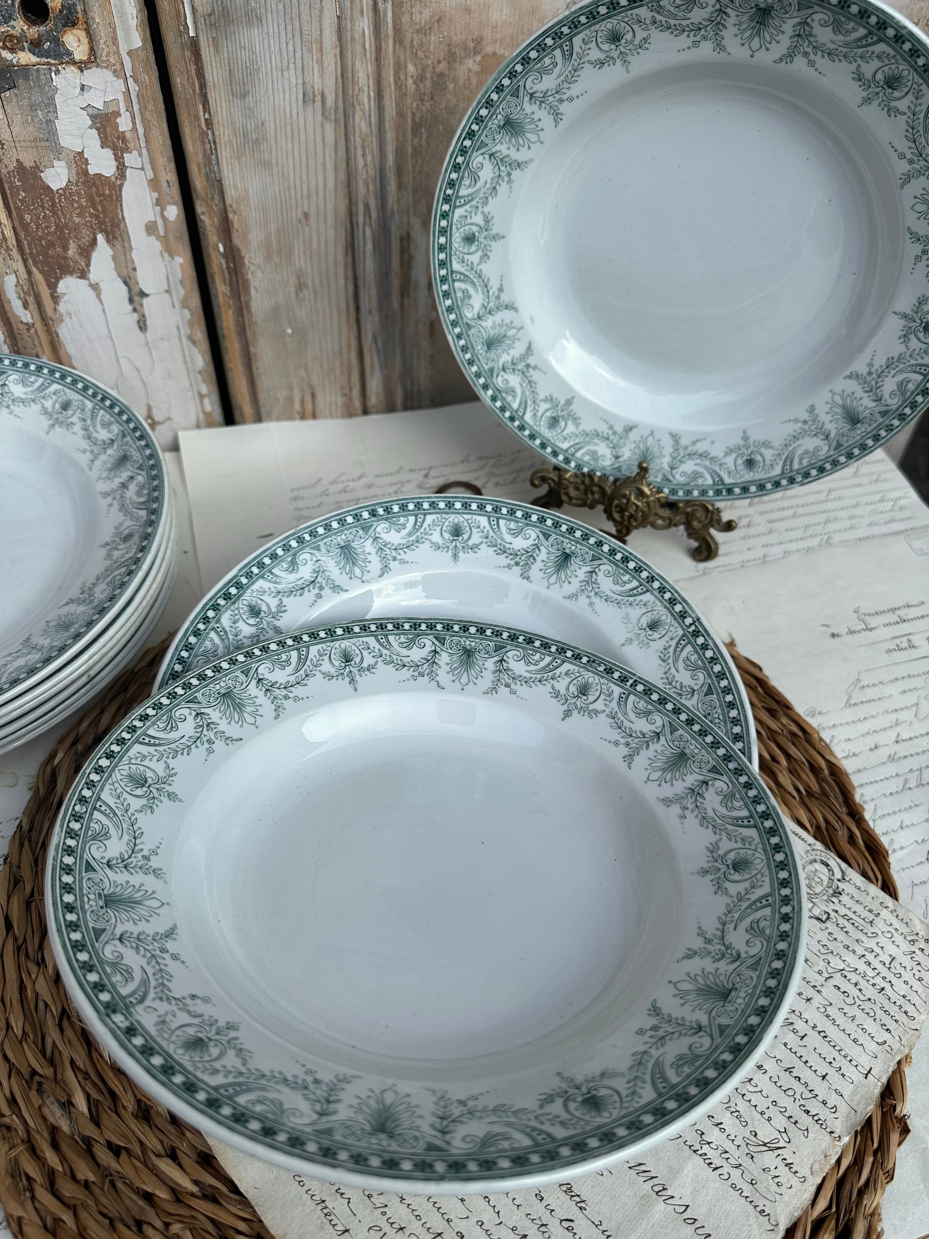 II. Suite de 6 assiettes creuses St. Amand modèle Wilbur