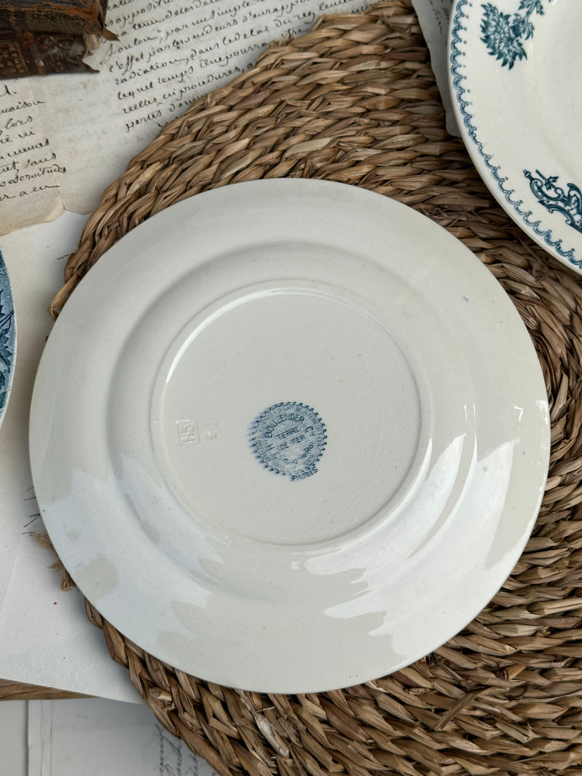 A. Suite de 6 assiettes à dessert dépareillées