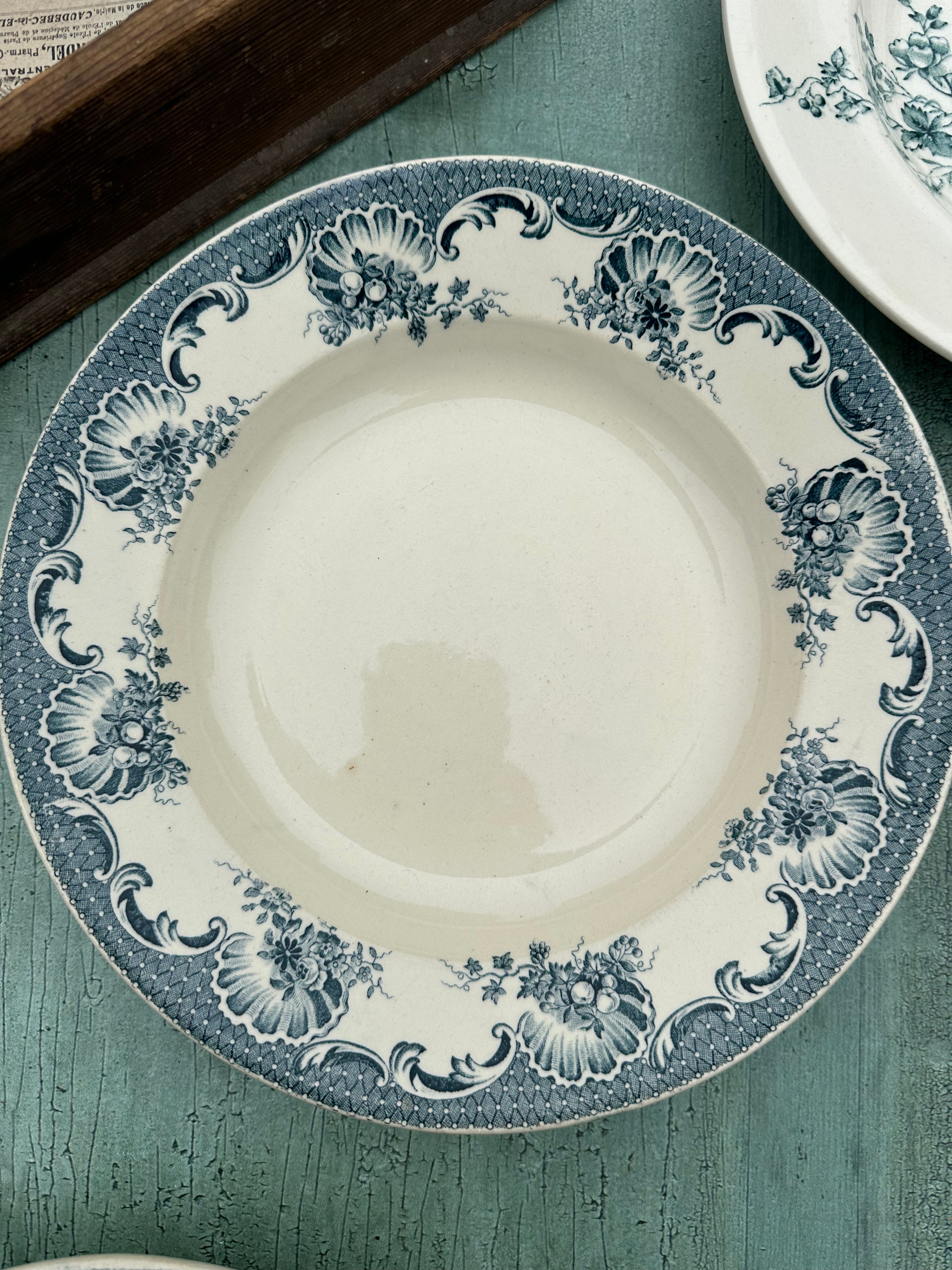 I. Suite de 6 assiettes creuses terre de fer dépareillées