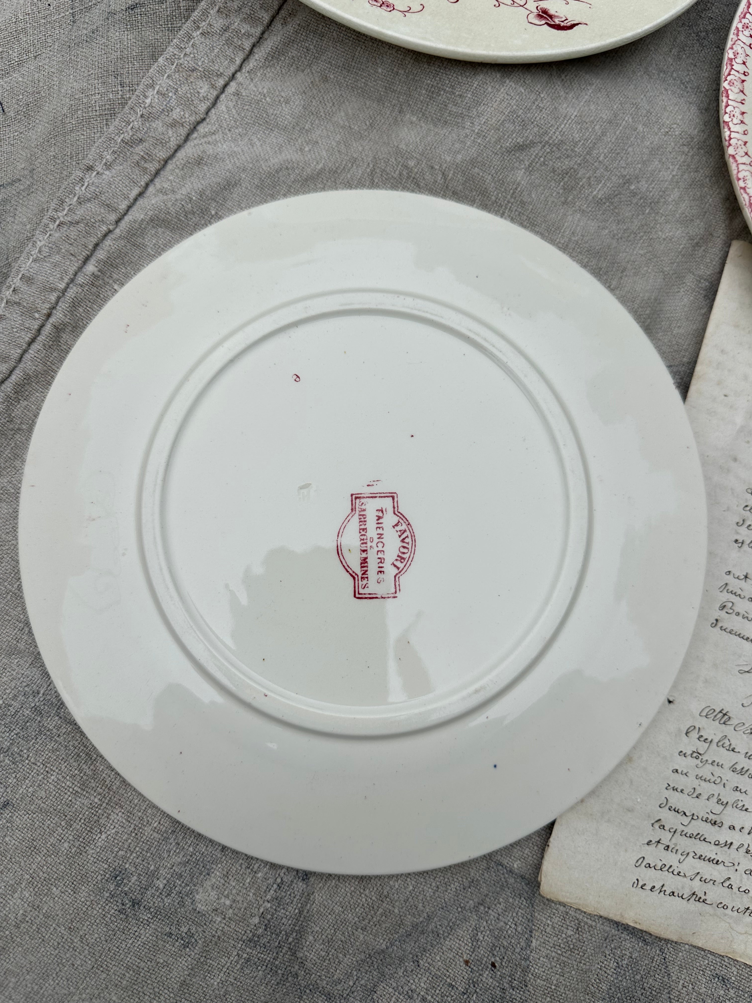 Set of 3 assorted dinner plates