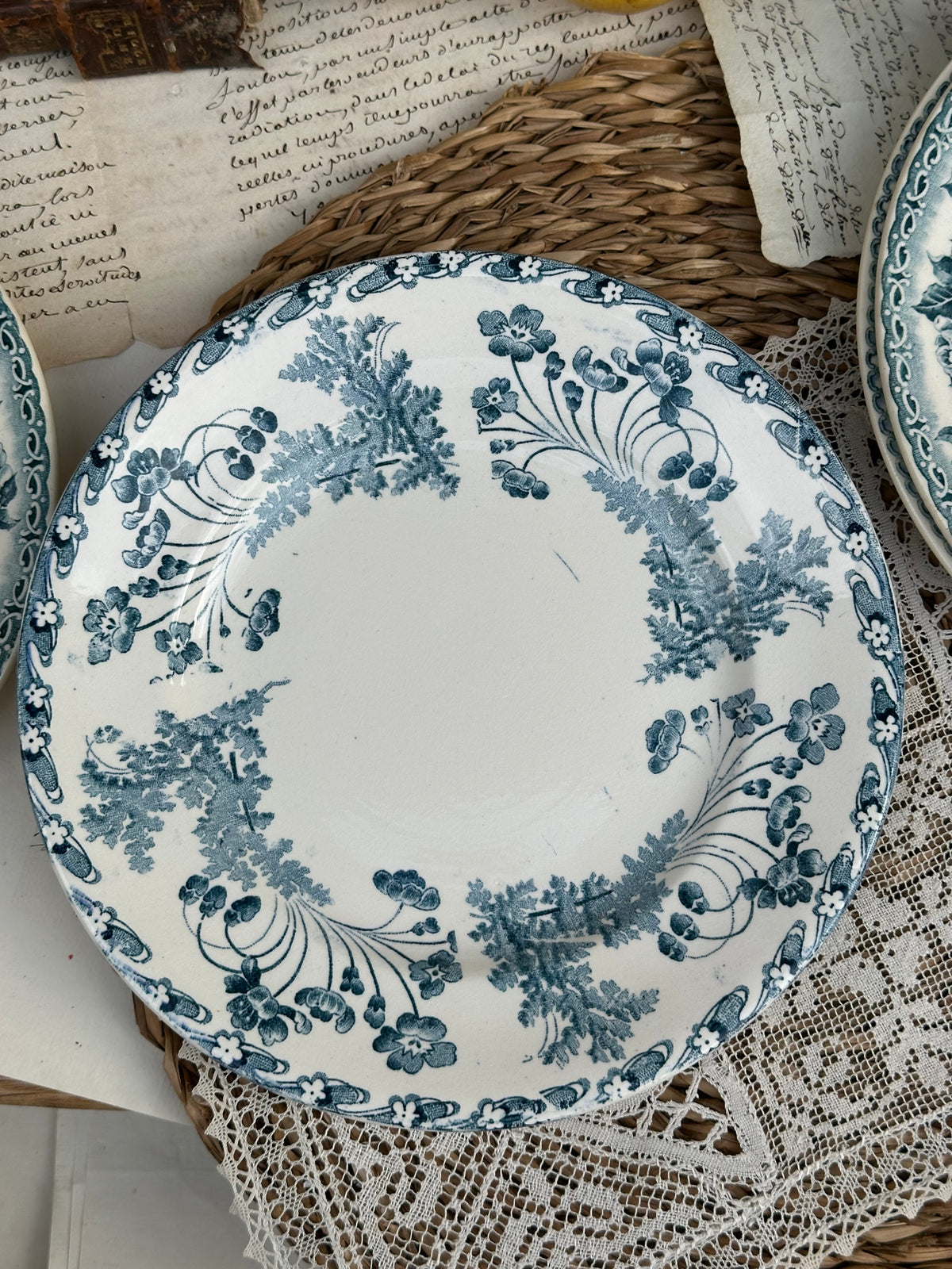 C. Suite de 6 assiettes à dessert dépareillées