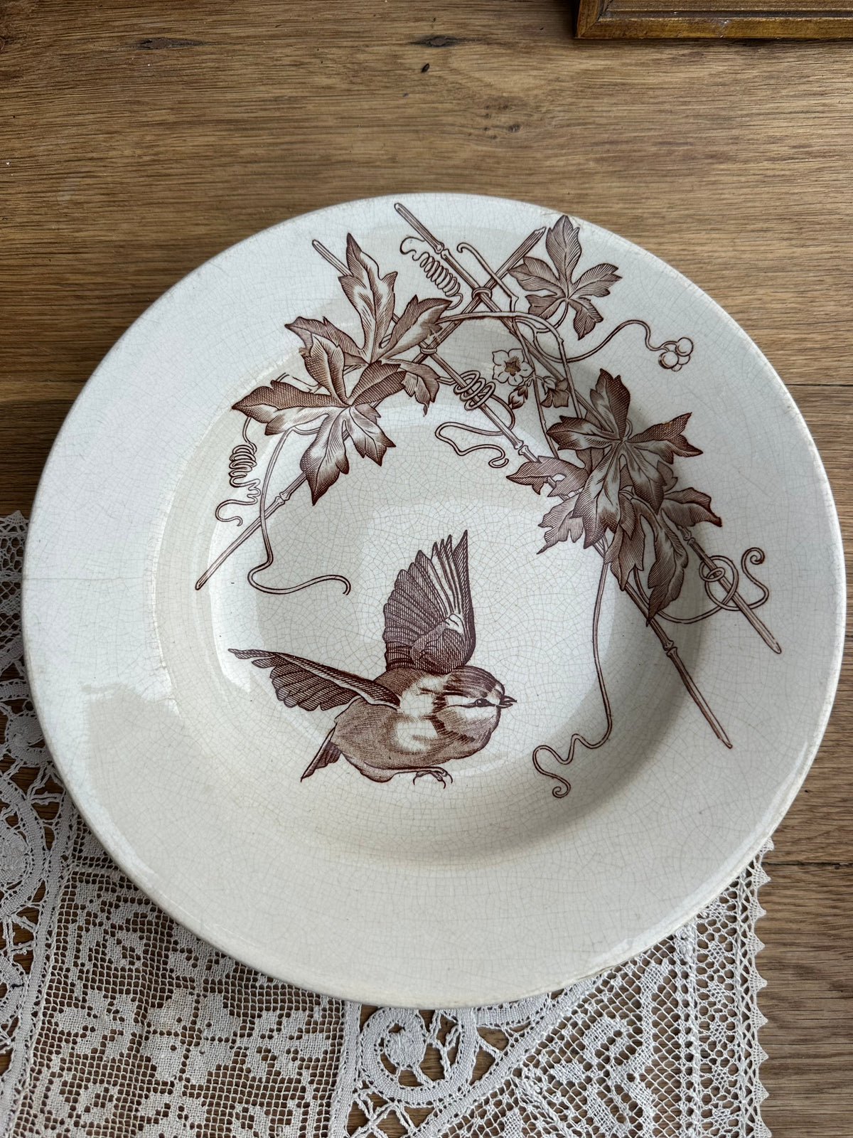 Quatre assiettes dépareillées marrons