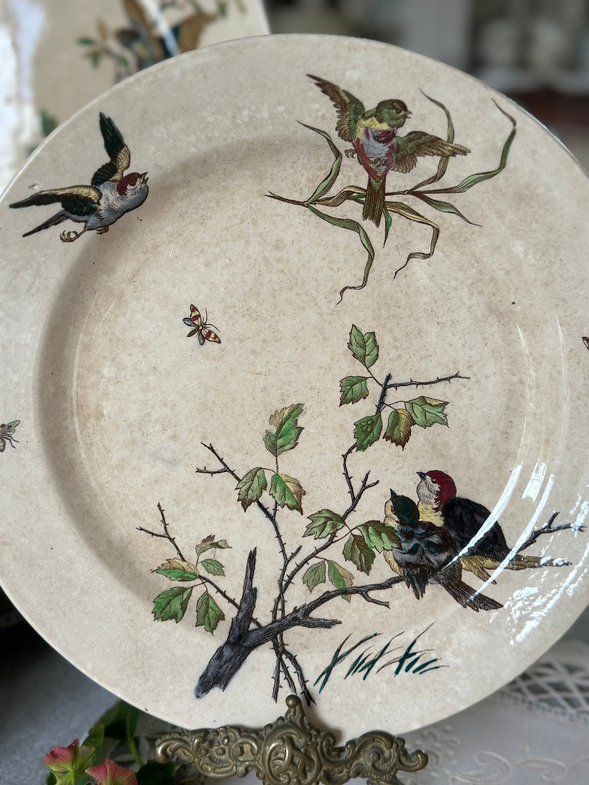Plat rond polychrome B F K modèle Chanteurs