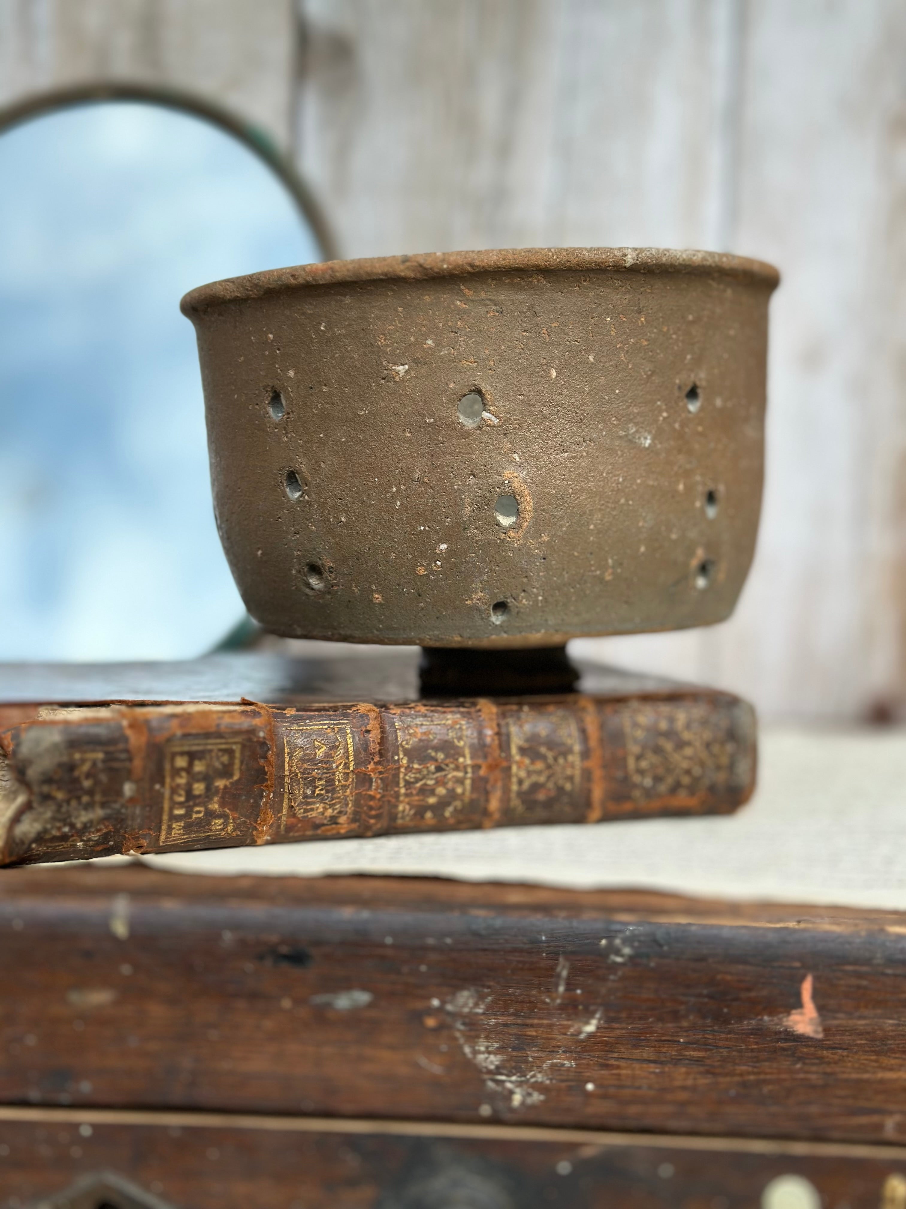 Faisselle ancienne sur pied