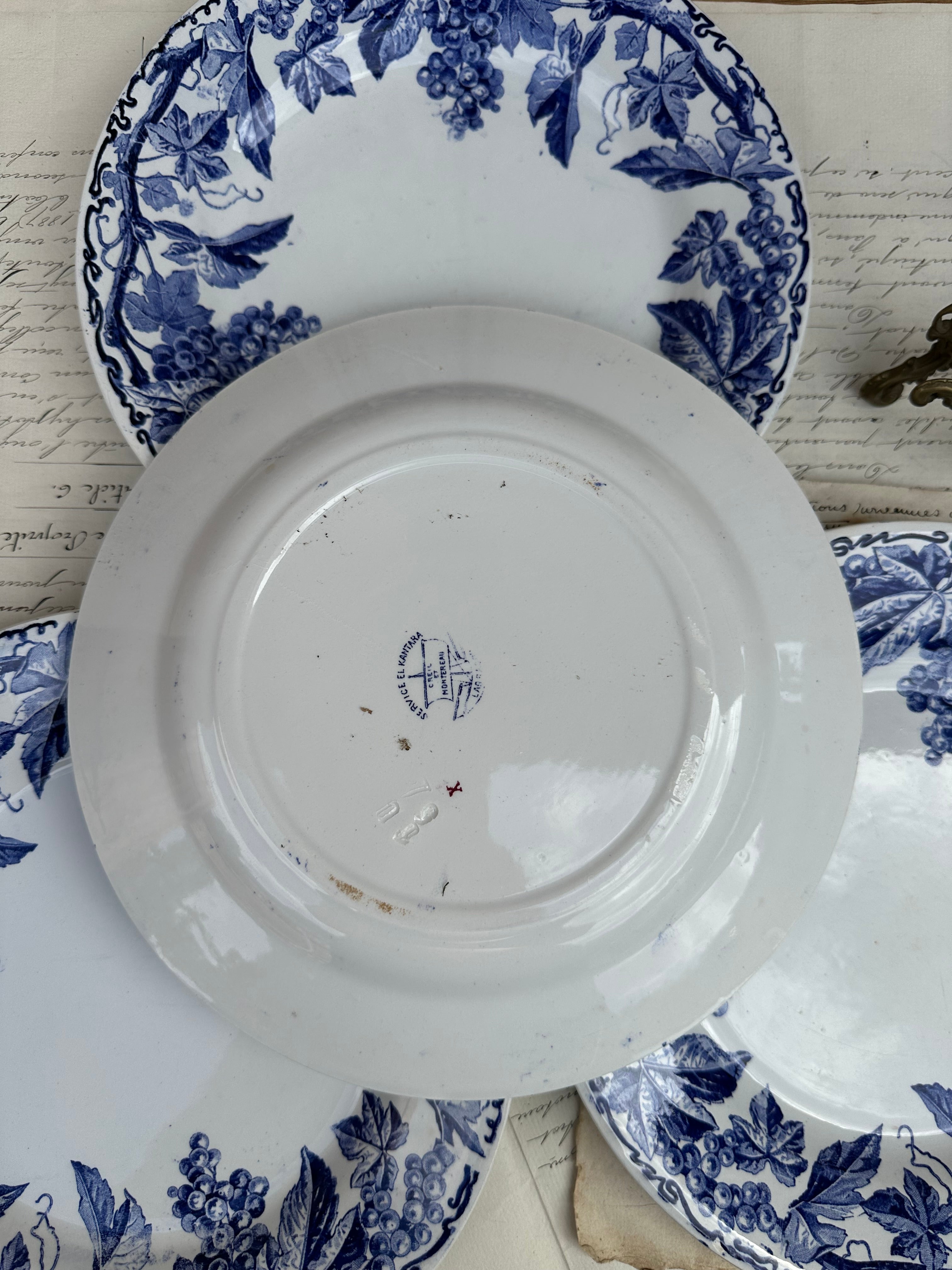 I. Suite de 4 assiettes plates Creil et Montereau modèle El Kantara