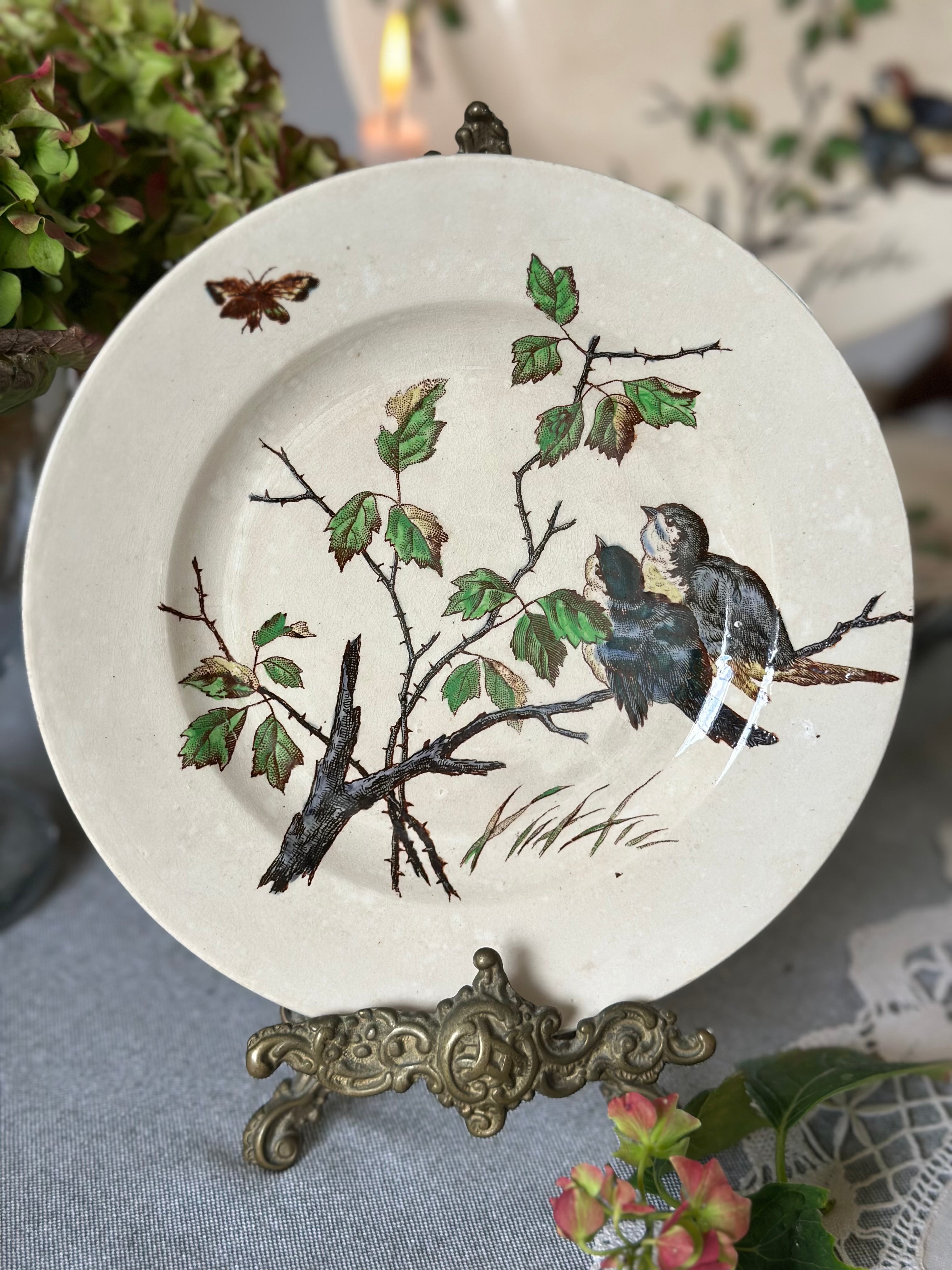 Assiette à dessert polychrome B F K modèle Chanteurs