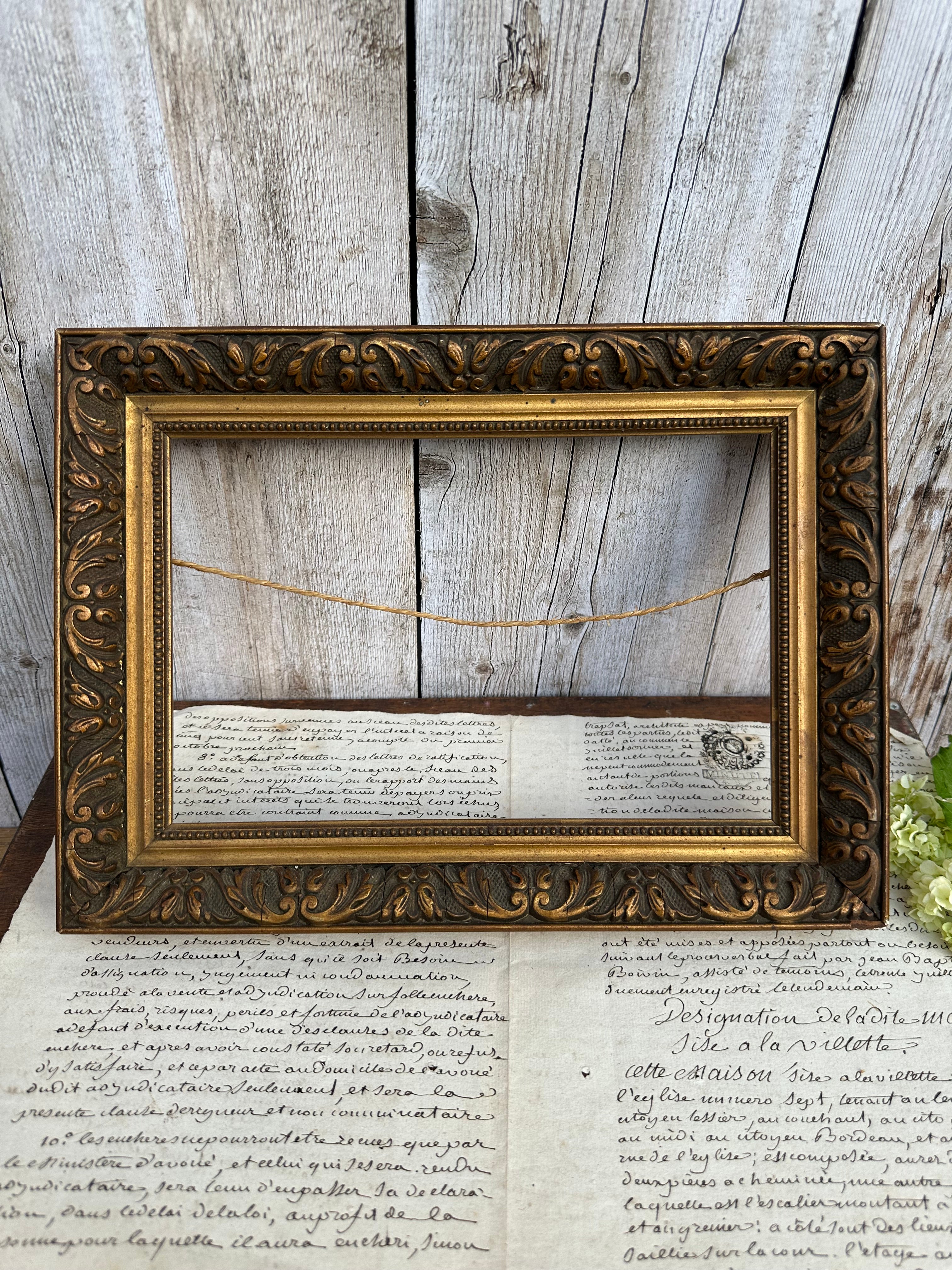 Cadre en bois et stuc doré
