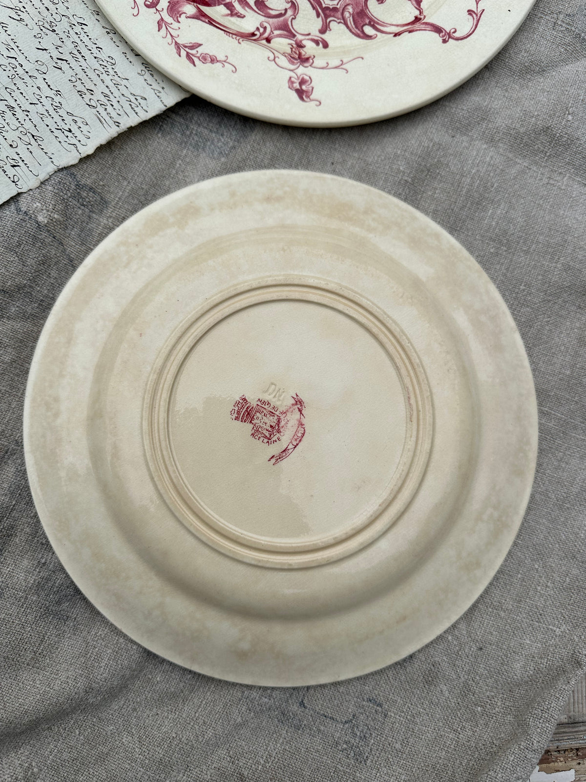 II. Suite de 6 assiettes plates dépareillées