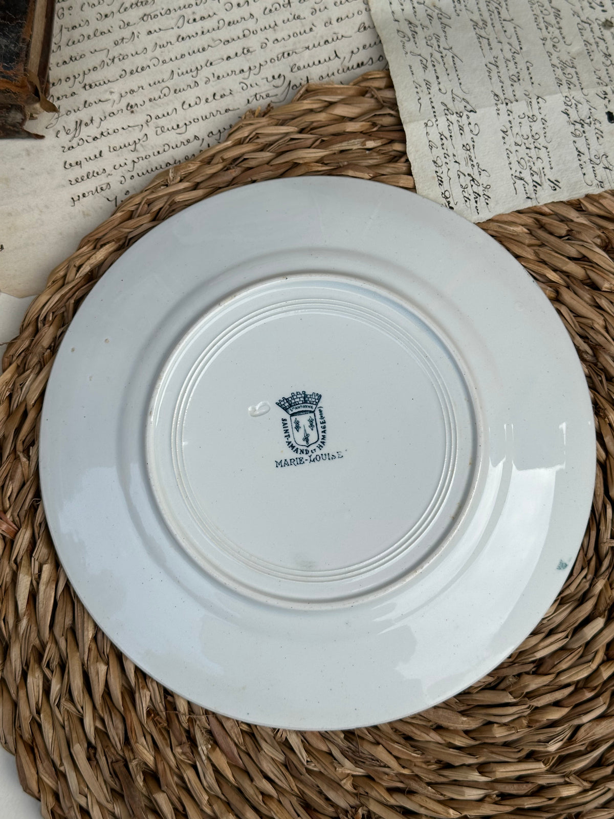 A. Suite de 6 assiettes à dessert dépareillées