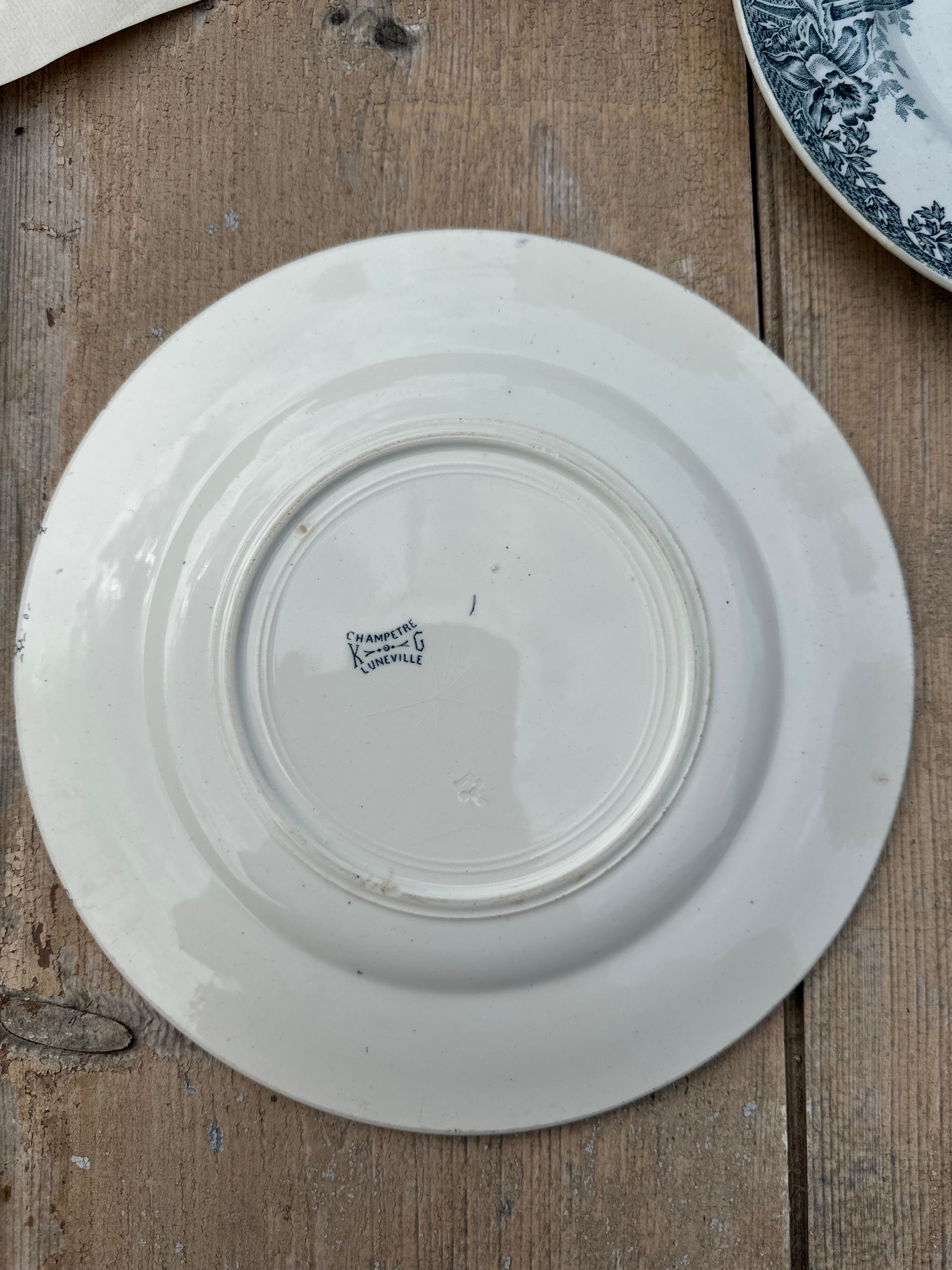 I. Set of 8 assorted dinner plates