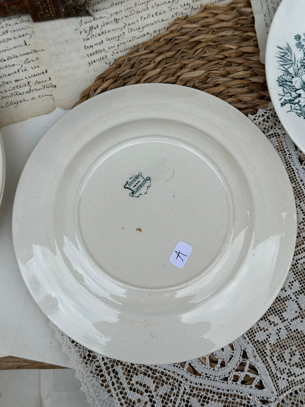A. Suite de 6 assiettes à dessert Longwy modèle Mignon