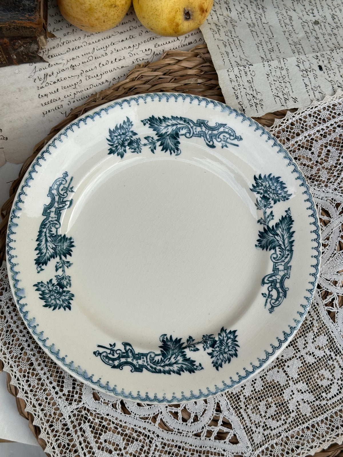 C. Suite de 6 assiettes à dessert dépareillées