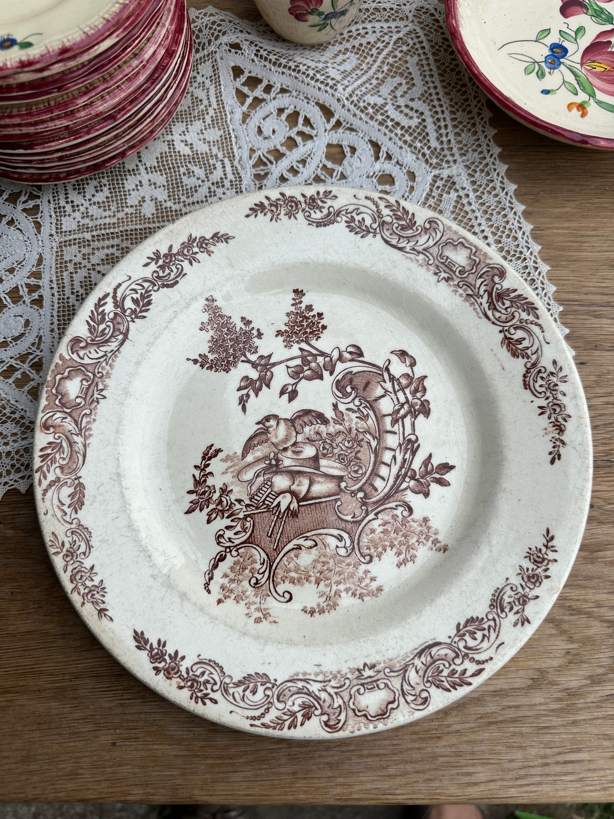 Quatre assiettes dépareillées marrons