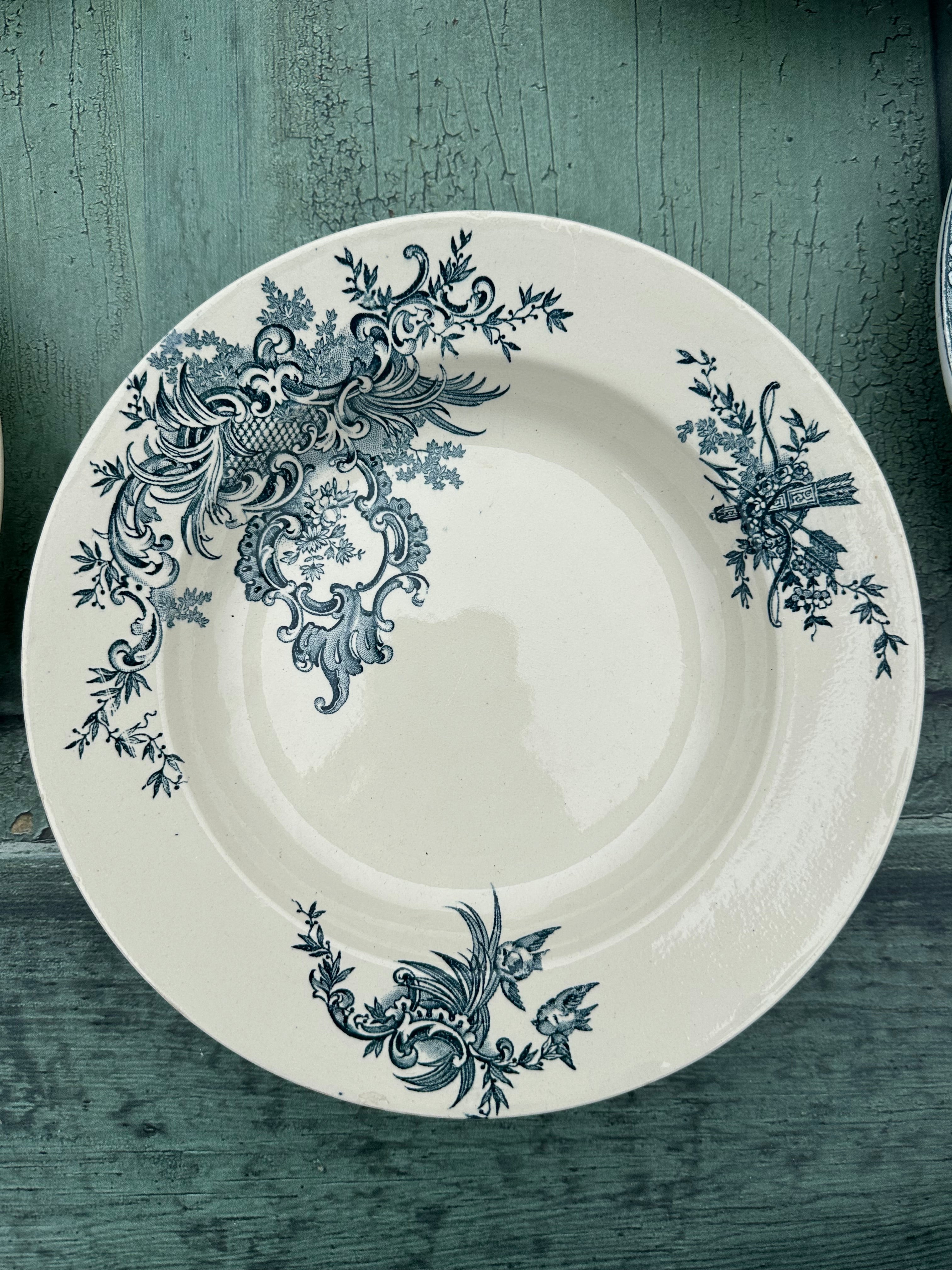 I. Suite de 6 assiettes creuses terre de fer dépareillées