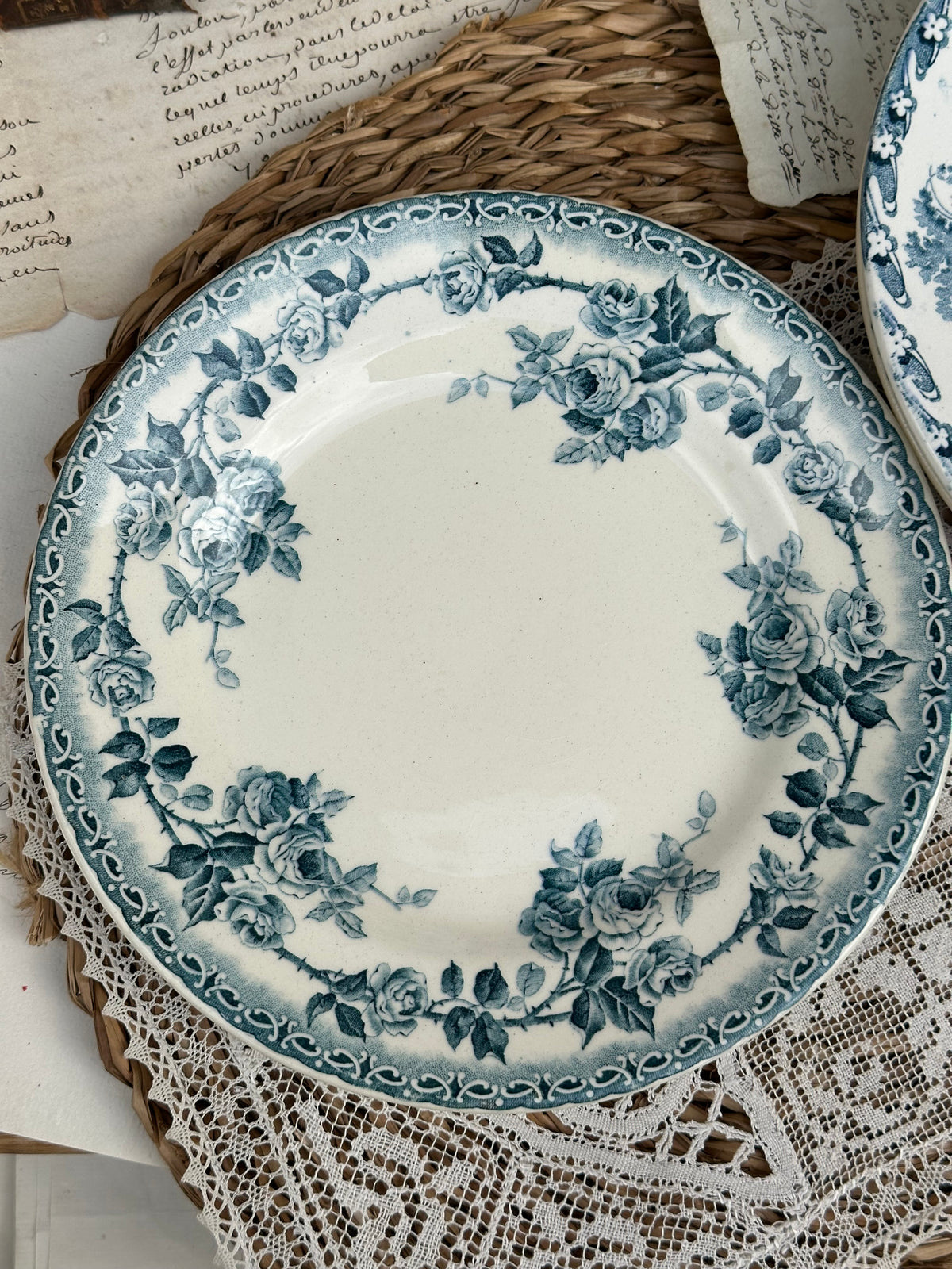 C. Suite de 6 assiettes à dessert dépareillées