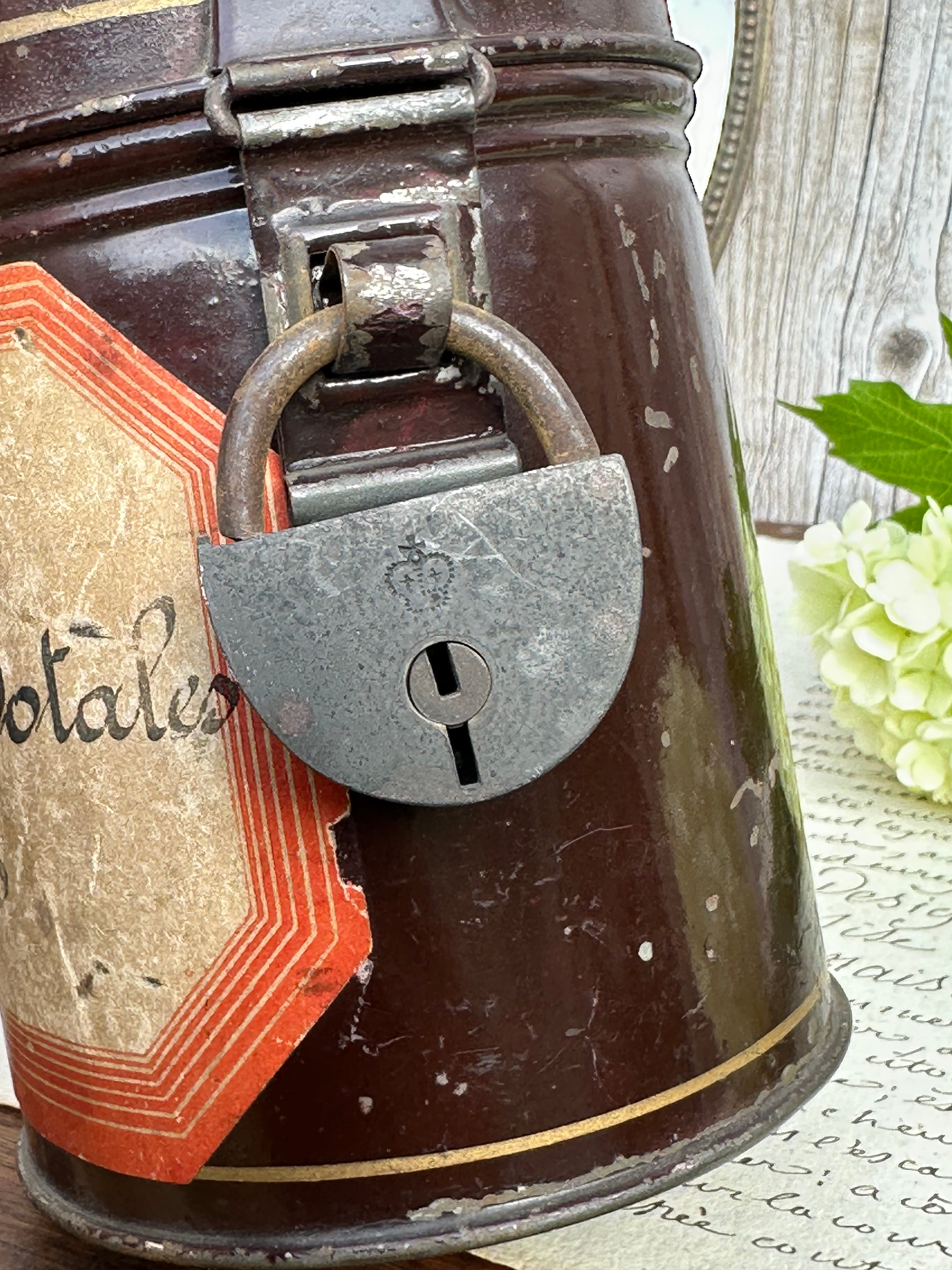 Rare tronc de quête ancienne en métal avec son cadenas d'origine